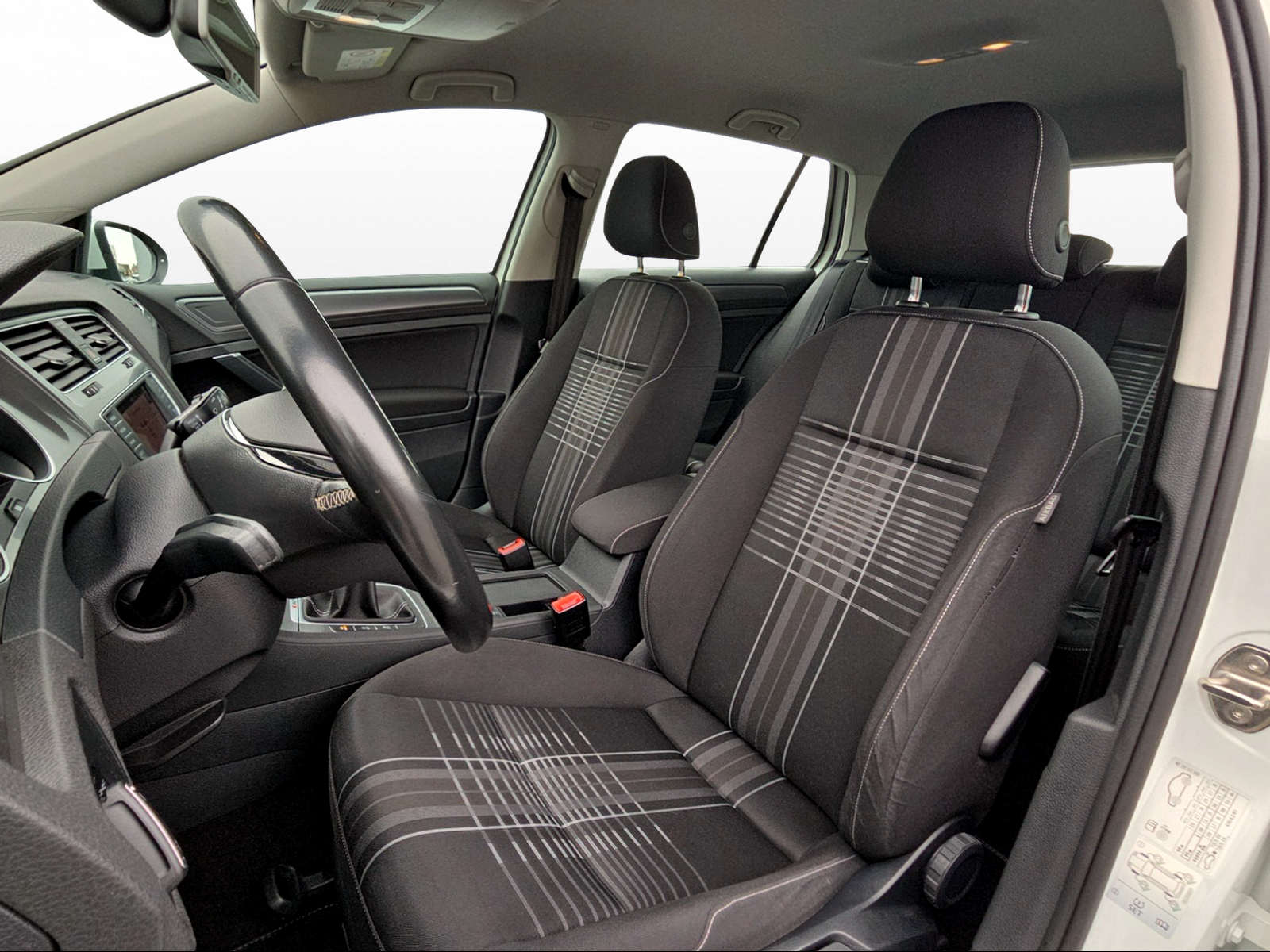 VW Golf 2.0 TDI Lounge 4Motion-image-7