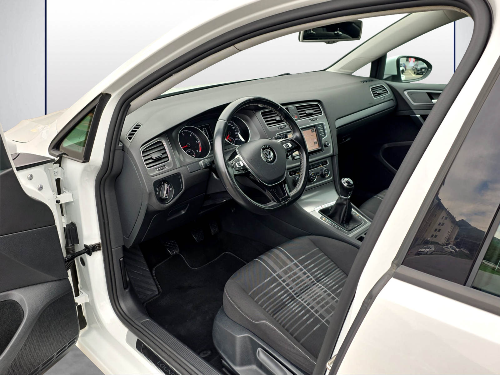 VW Golf 2.0 TDI Lounge 4Motion-image-5