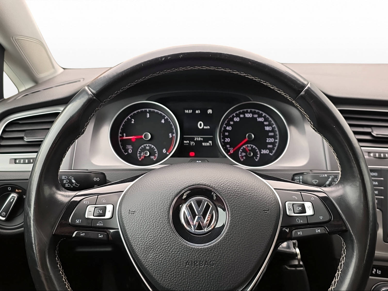 VW Golf 2.0 TDI Lounge 4Motion-image-4