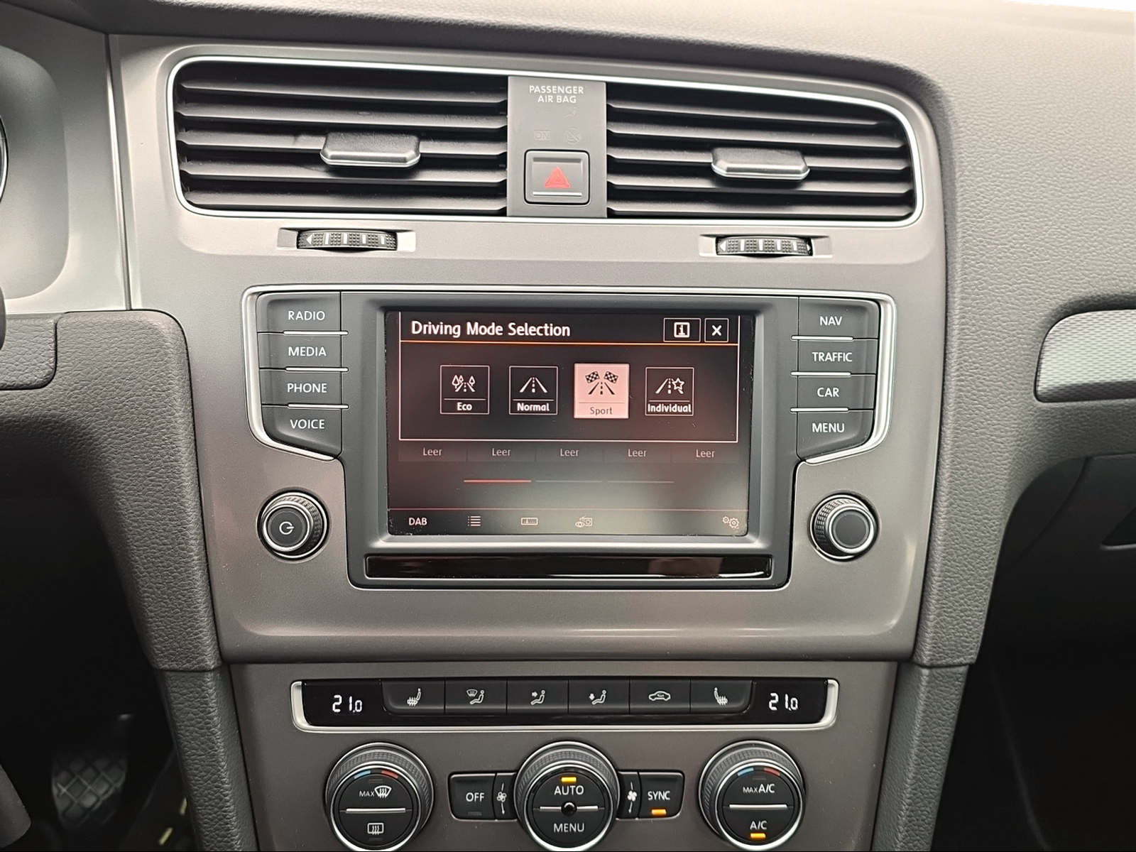 VW Golf 2.0 TDI Lounge 4Motion-image-8