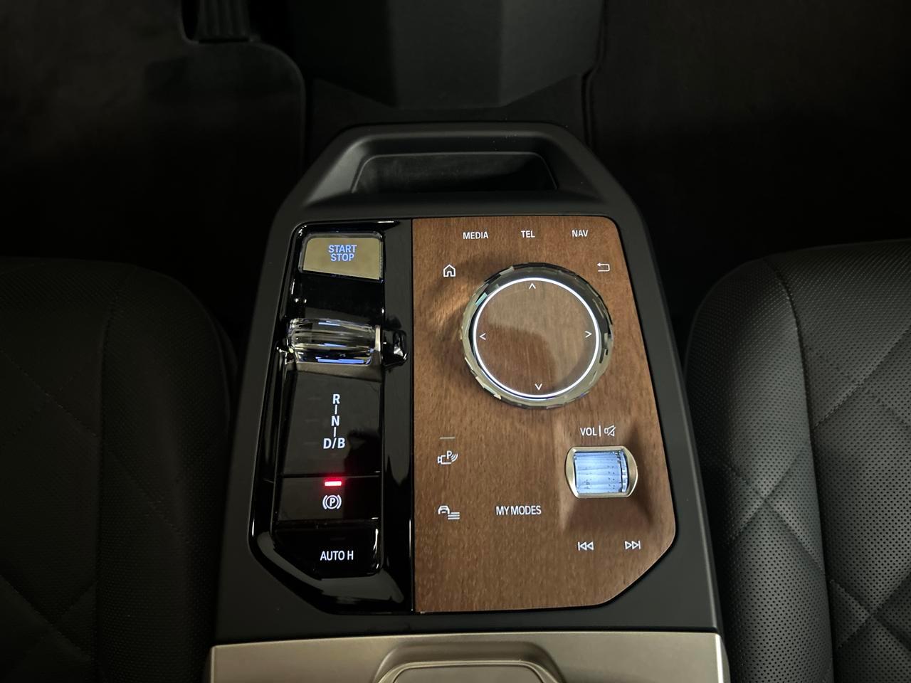 BMW iX xDrive40 SPORTPAKET AHK-image-23