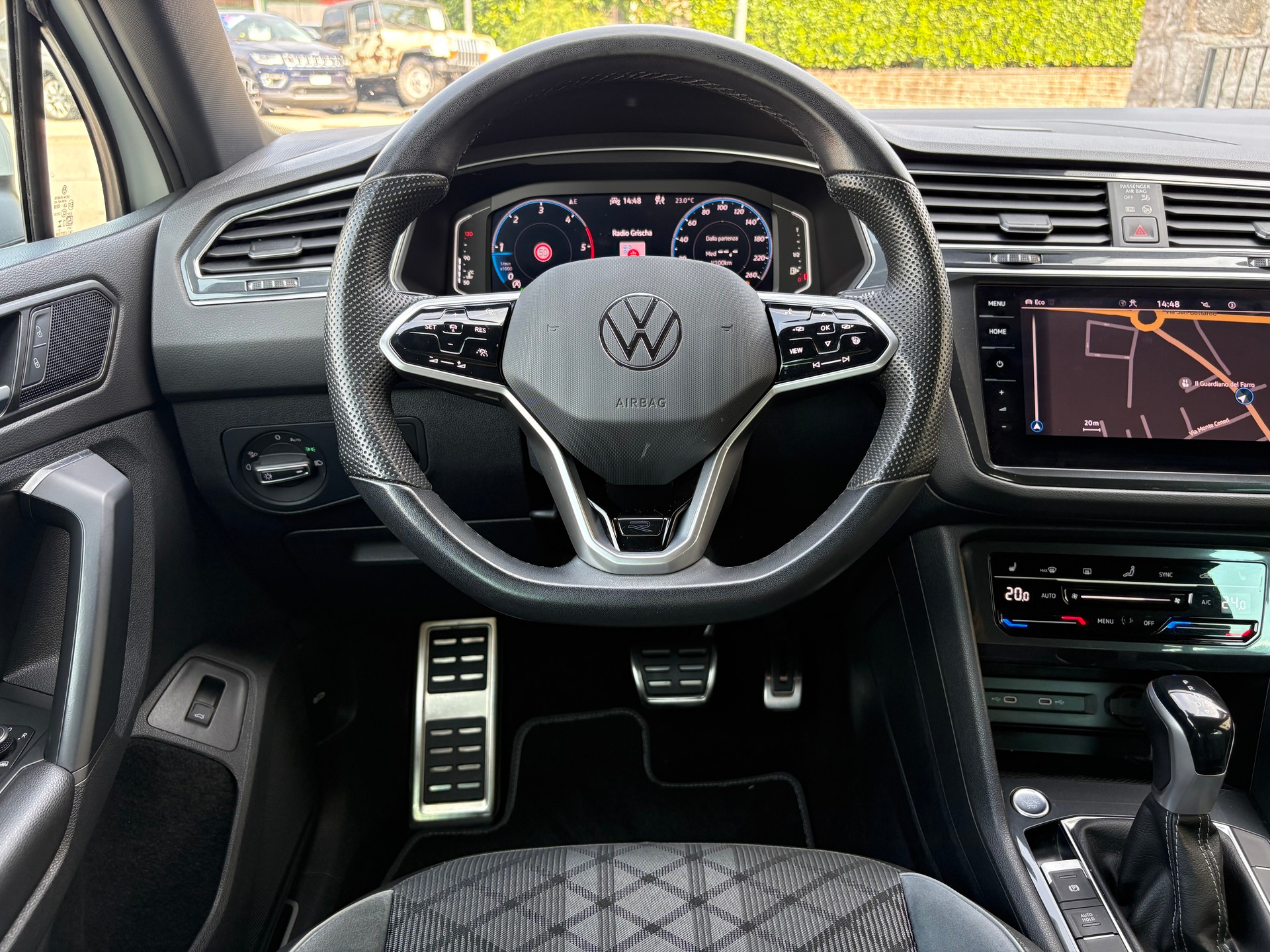 VW Tiguan 2.0 TDI SCR R-Line 4Motion DSG-image-13