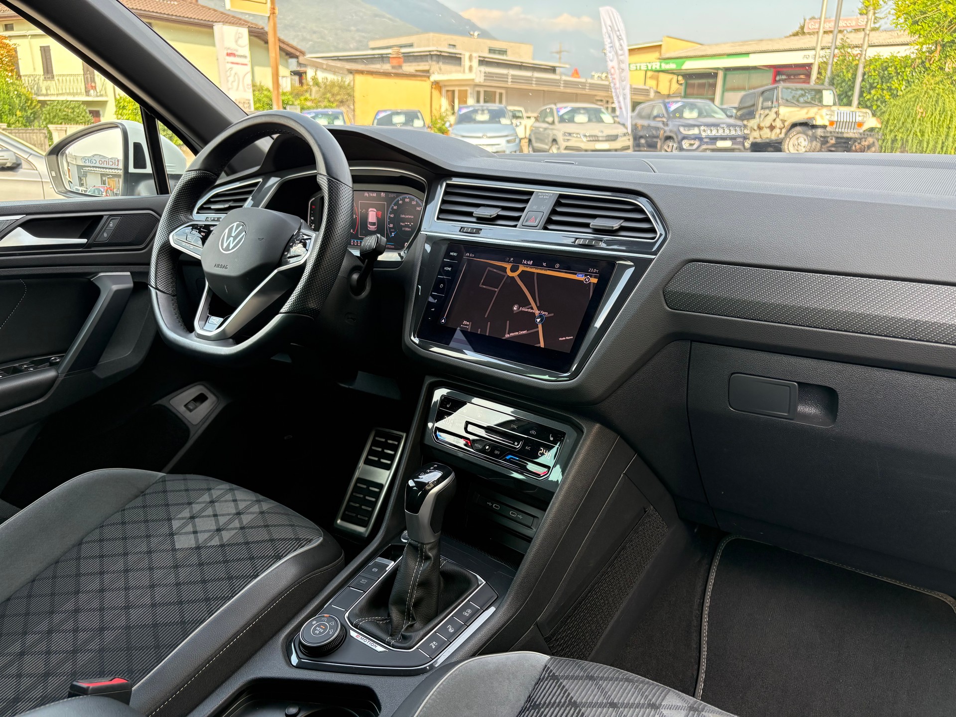 VW Tiguan 2.0 TDI SCR R-Line 4Motion DSG-image-9