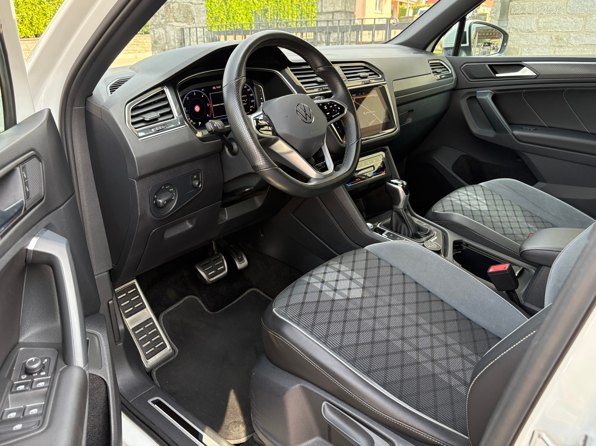 VW Tiguan 2.0 TDI SCR R-Line 4Motion DSG-image-8