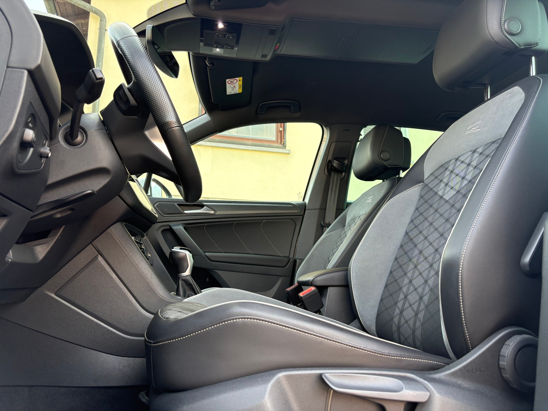 VW Tiguan 2.0 TDI SCR R-Line 4Motion DSG-image-10