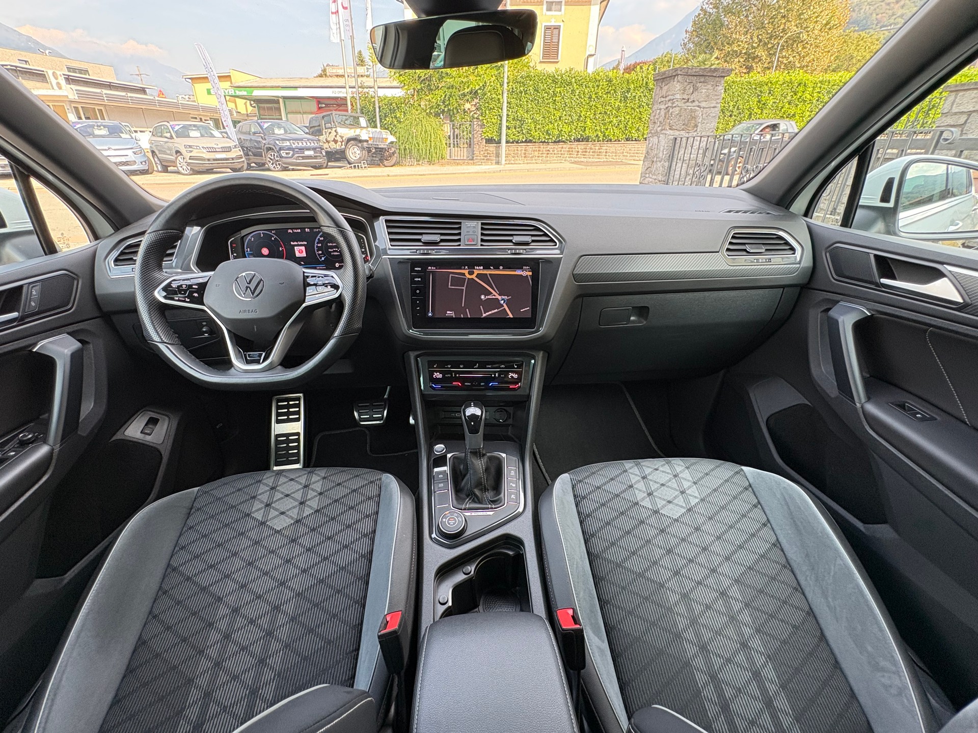 VW Tiguan 2.0 TDI SCR R-Line 4Motion DSG-image-12