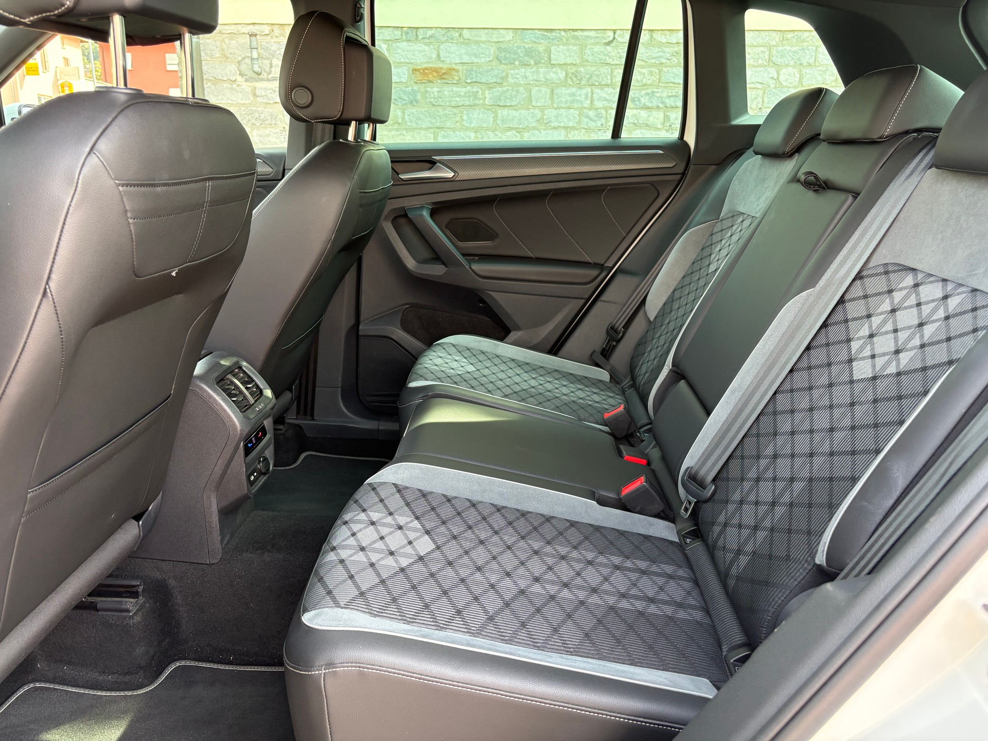 VW Tiguan 2.0 TDI SCR R-Line 4Motion DSG-image-11