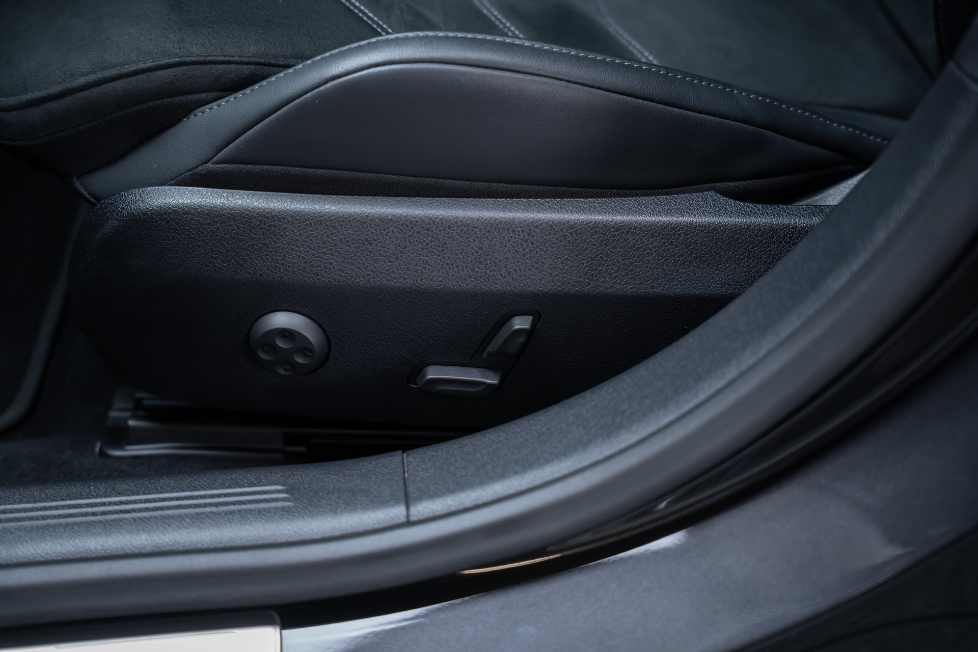 MERCEDES-BENZ E 200 AMG Line / Hyperscreen / Rückfahrkamera / el.Sitze-image-13
