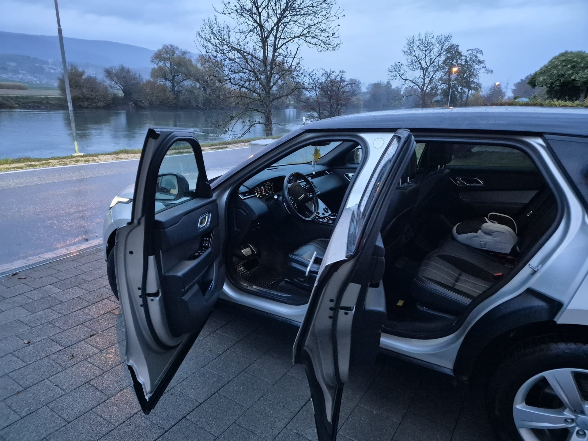 LAND ROVER 2.0 T R-Dynamic S-image-2