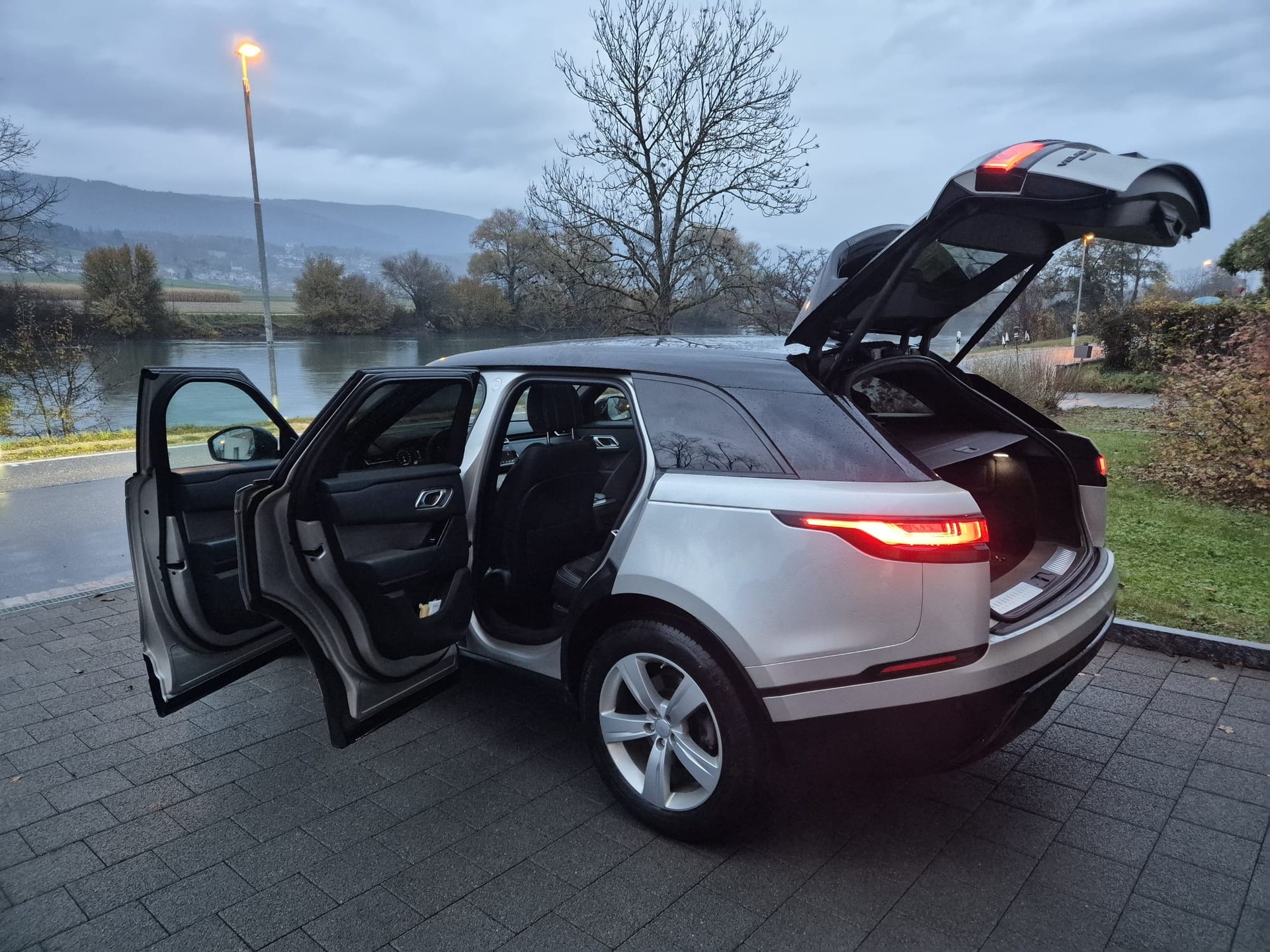 LAND ROVER 2.0 T R-Dynamic S-image-0