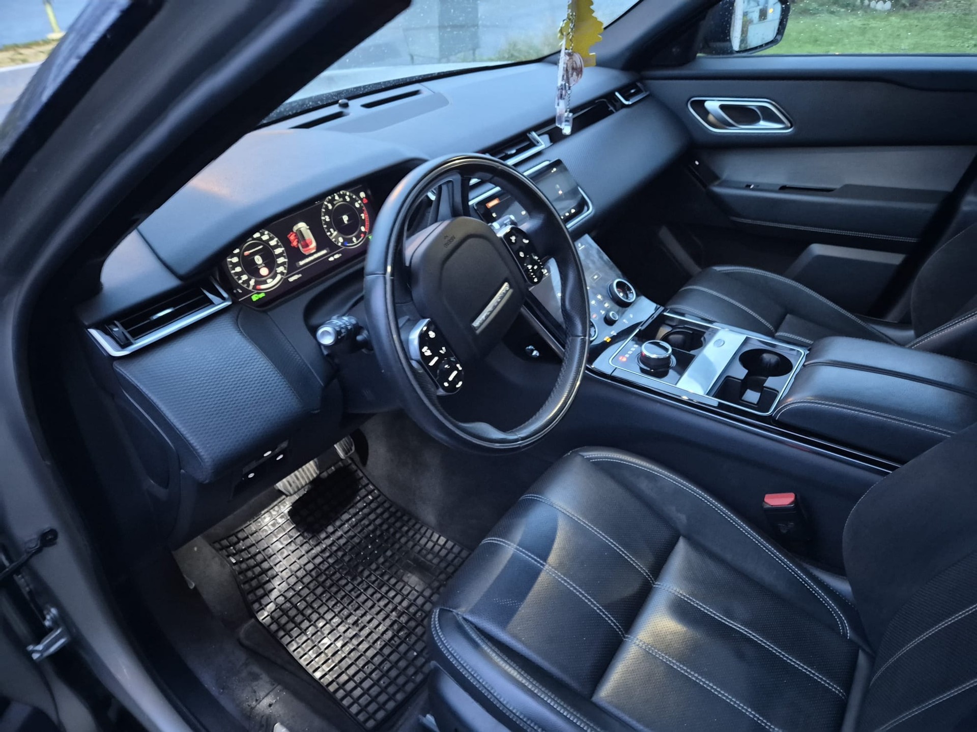LAND ROVER 2.0 T R-Dynamic S-image-1