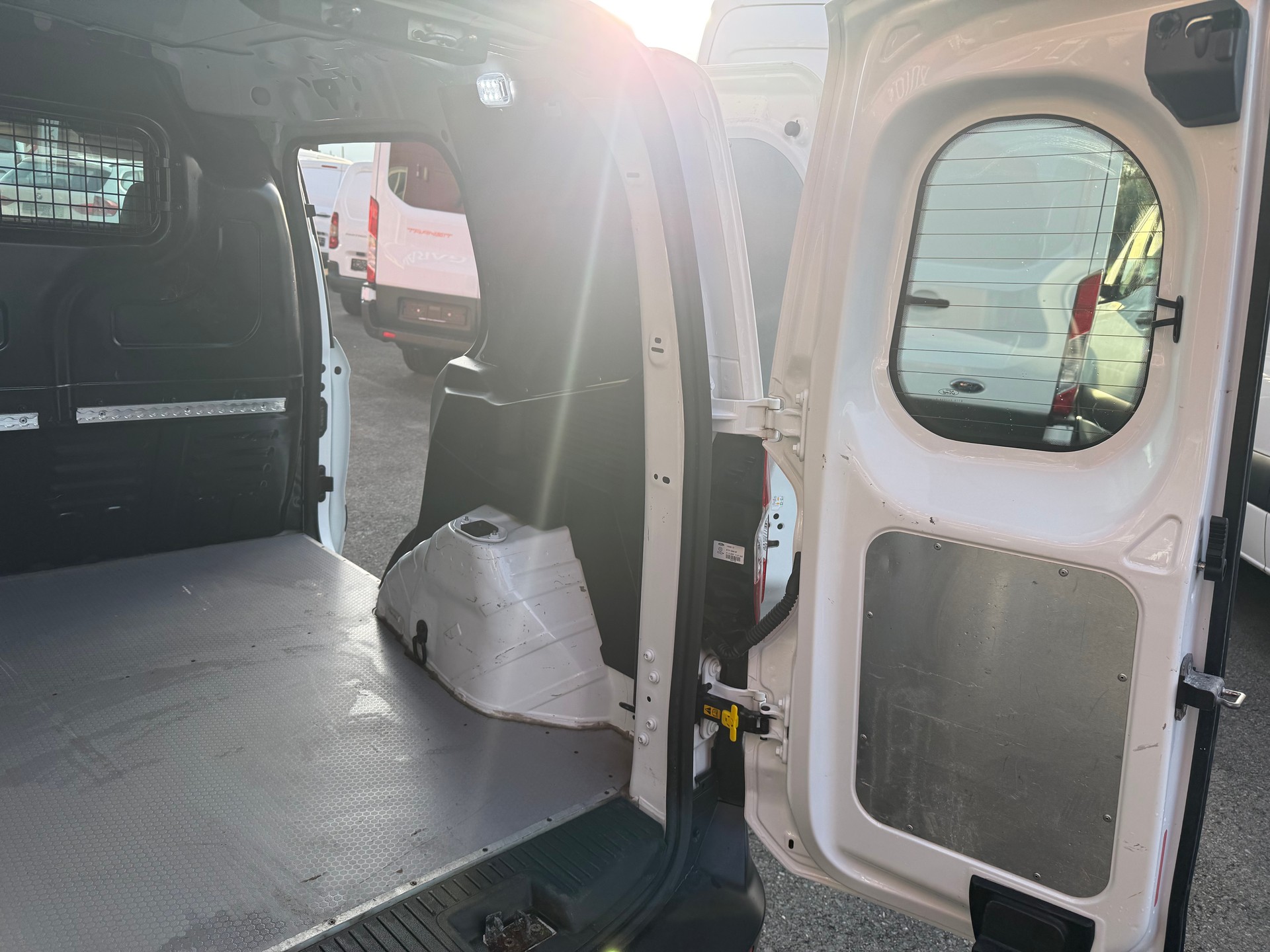 FORD Transit Courier Van 1.5 TDCi Trend-image-3