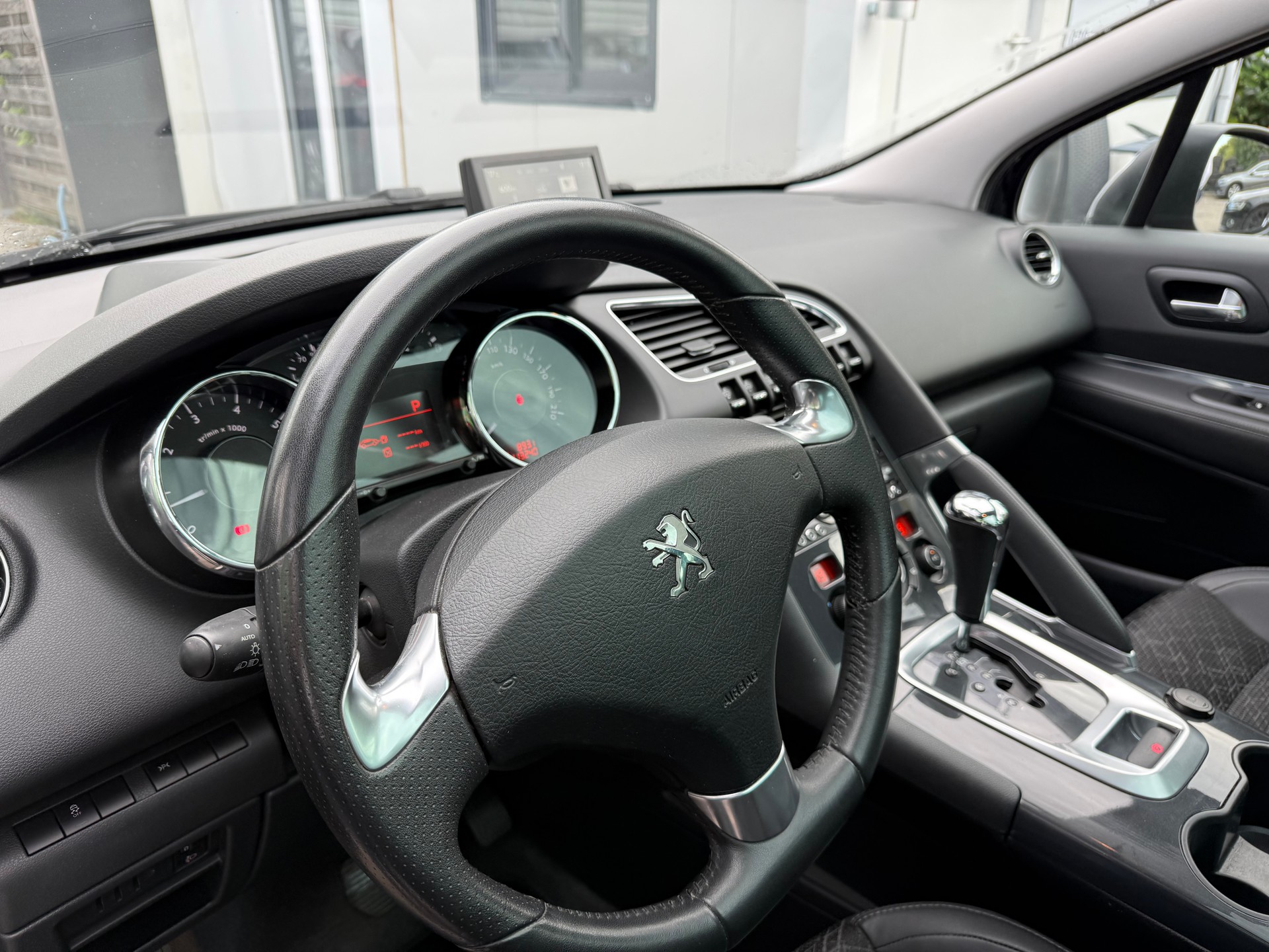 PEUGEOT 3008 1.6 16V T Allure Tiptronic-image-14