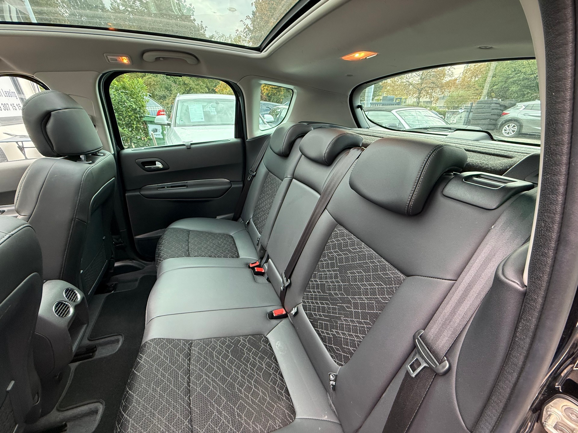 PEUGEOT 3008 1.6 16V T Allure Tiptronic-image-13