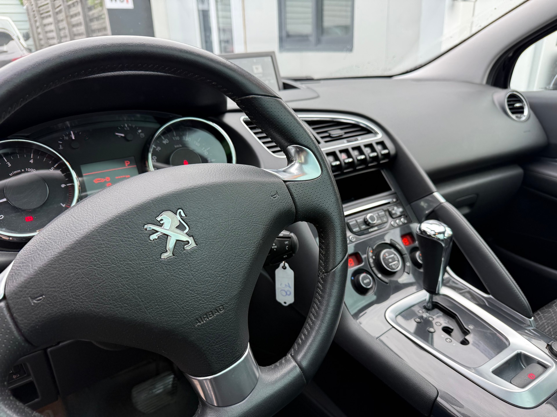 PEUGEOT 3008 1.6 16V T Allure Tiptronic-image-5