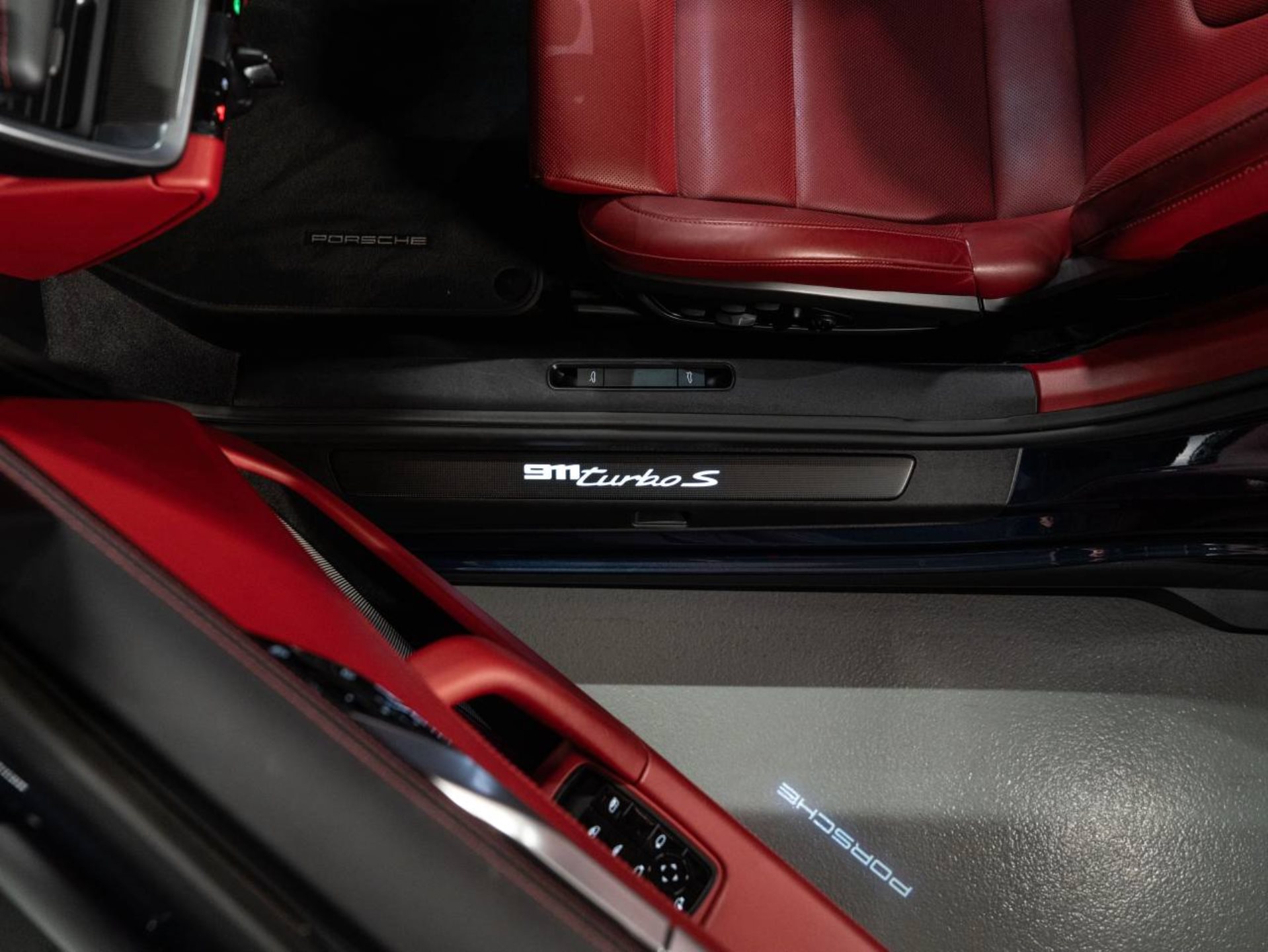 PORSCHE 911 Turbo S Cabriolet-image-25