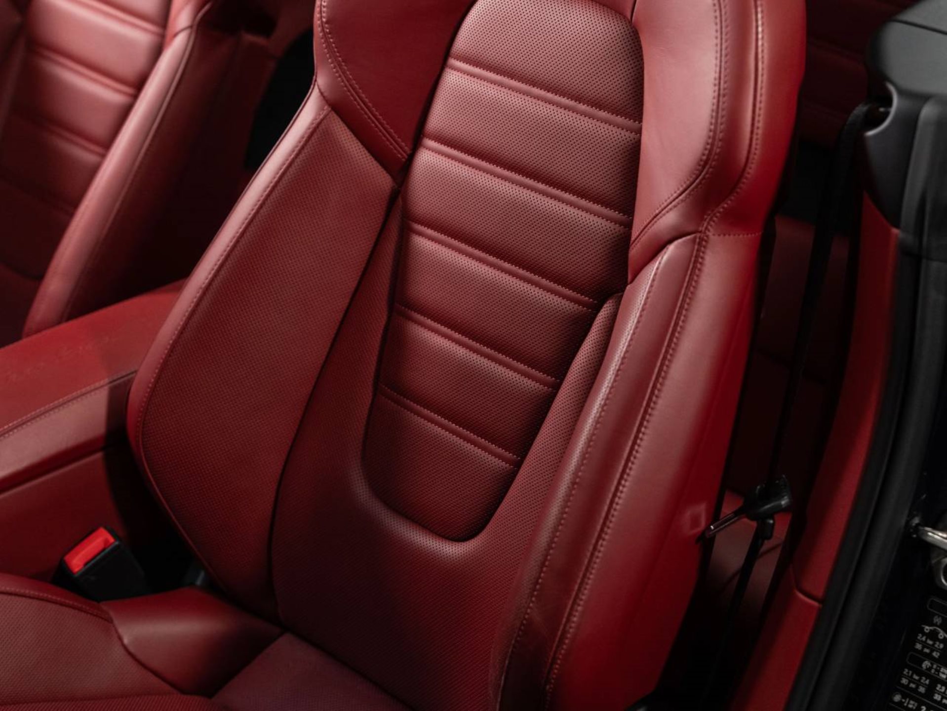 PORSCHE 911 Turbo S Cabriolet-image-19