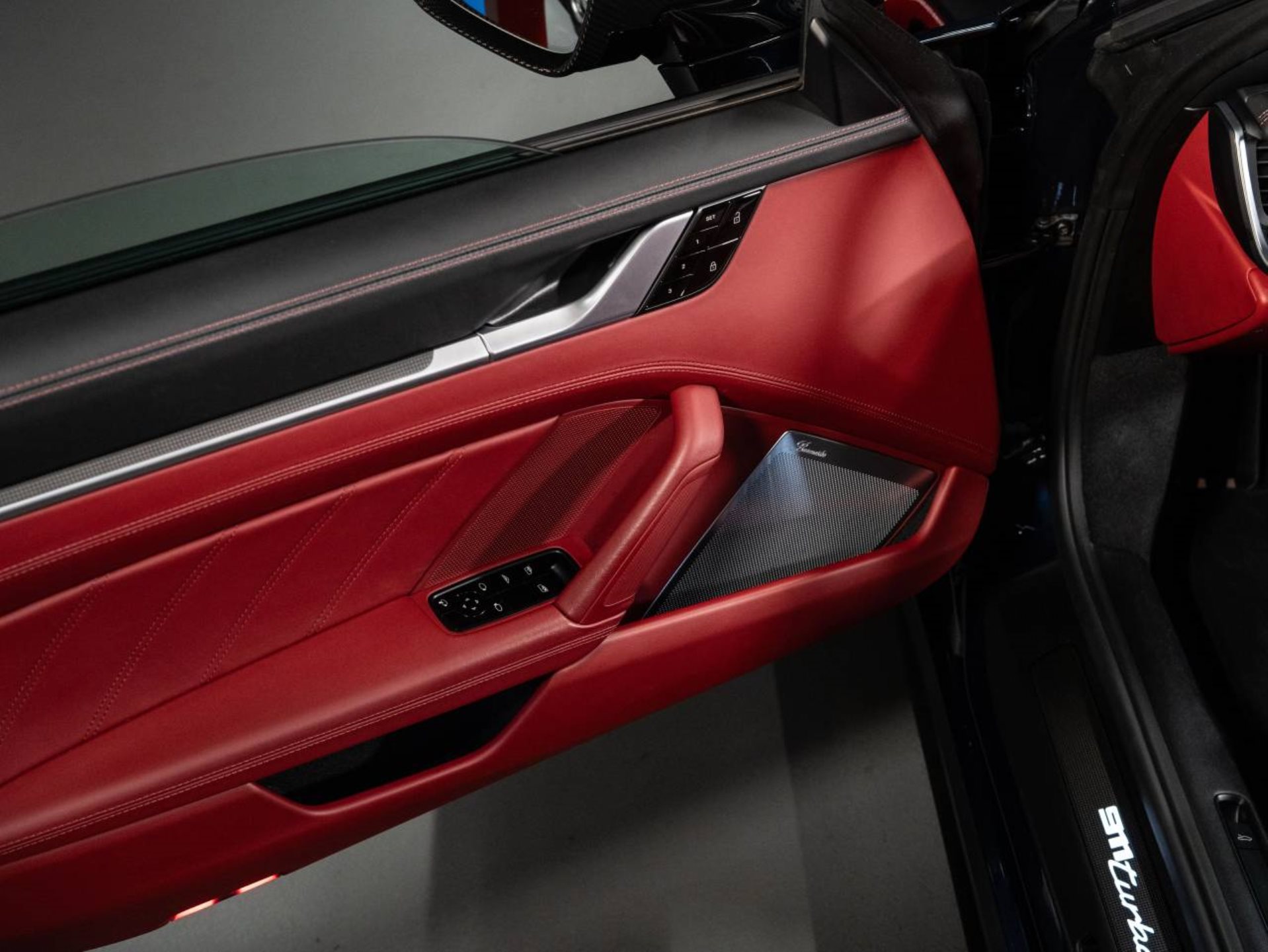 PORSCHE 911 Turbo S Cabriolet-image-22