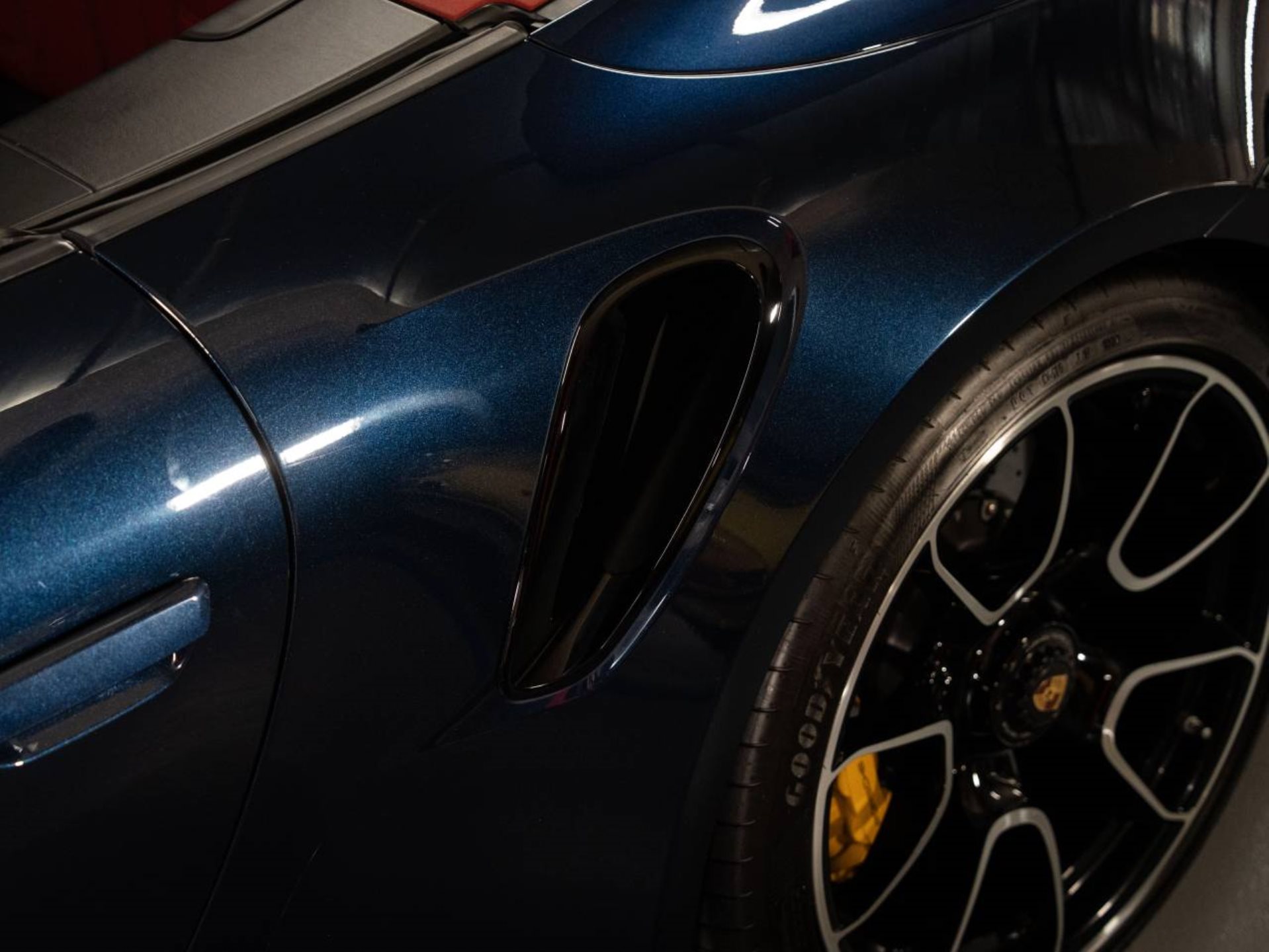 PORSCHE 911 Turbo S Cabriolet-image-31
