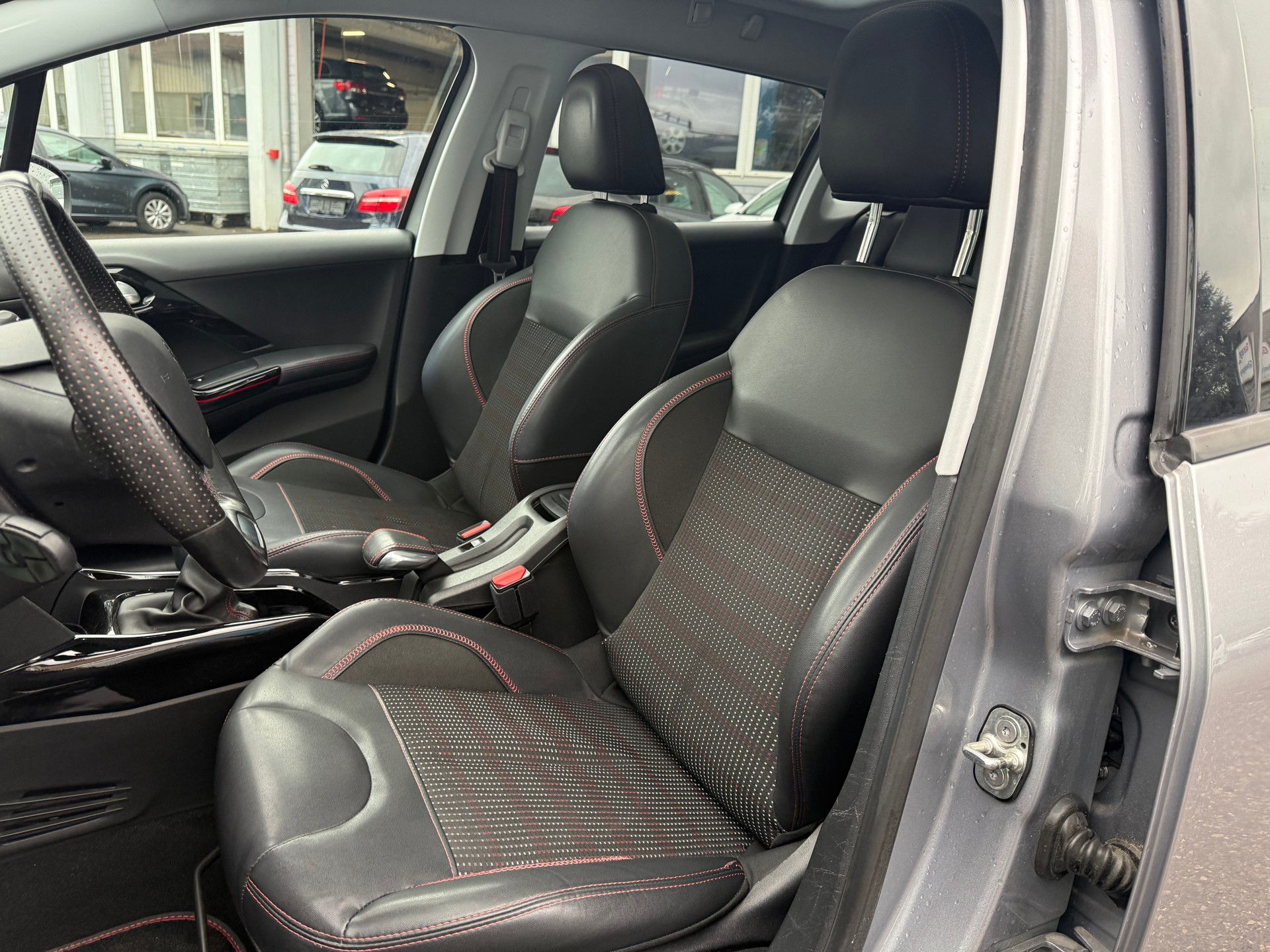 PEUGEOT 2008 1.2 PureTech GT Line-image-8