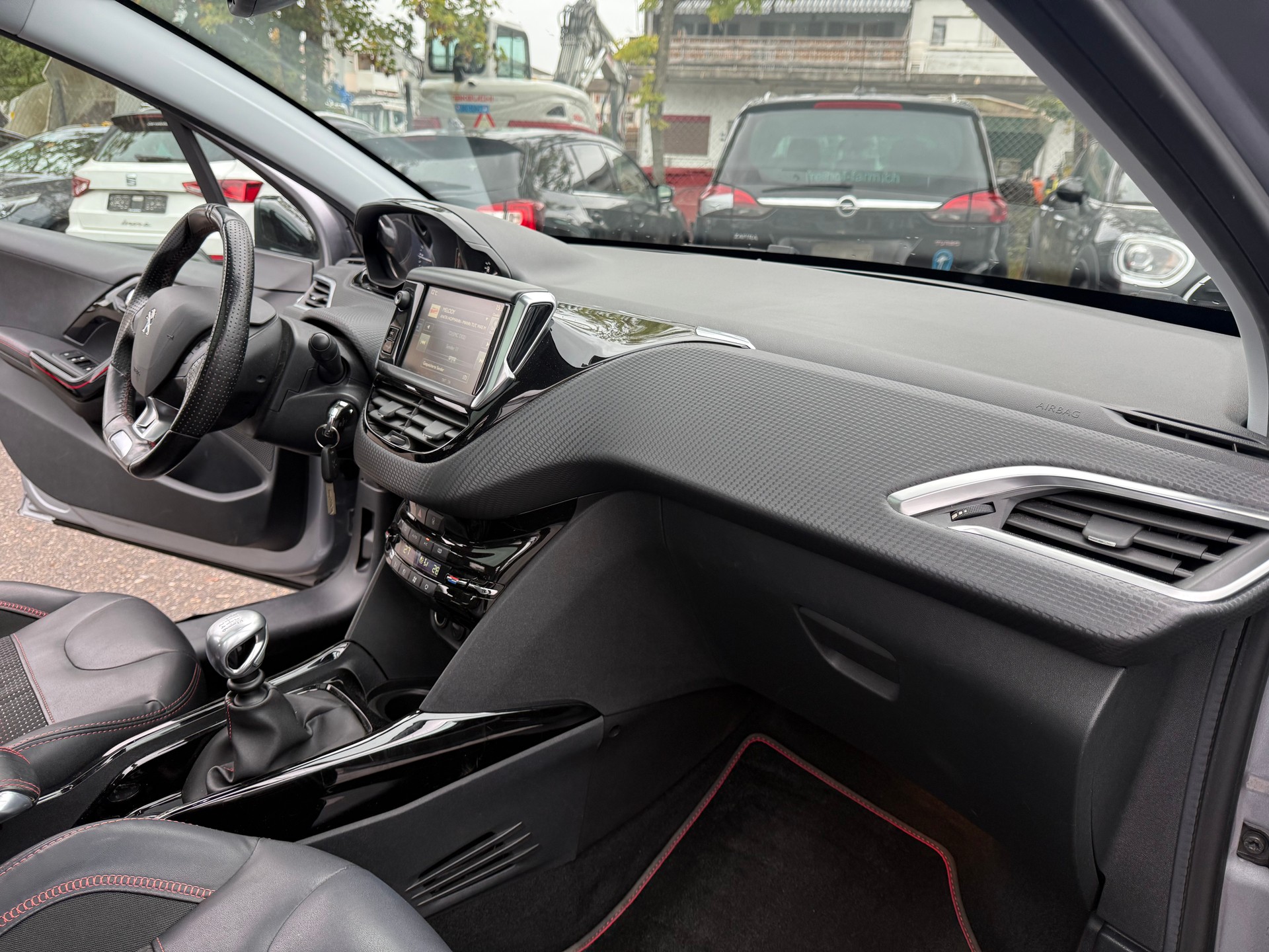 PEUGEOT 2008 1.2 PureTech GT Line-image-12