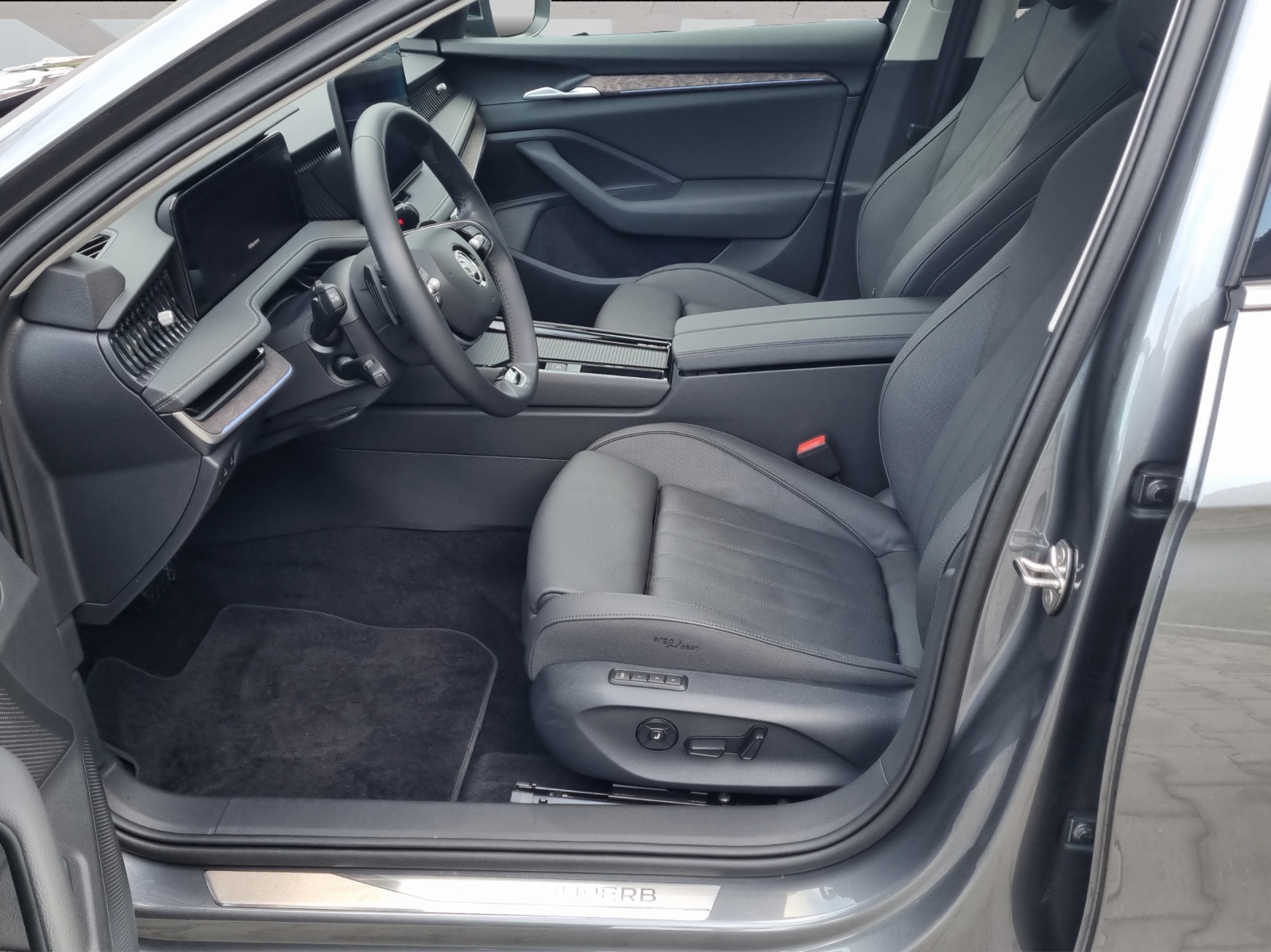 SKODA Superb Combi 2.0 TDi L&K 4x4 DSG-image-4