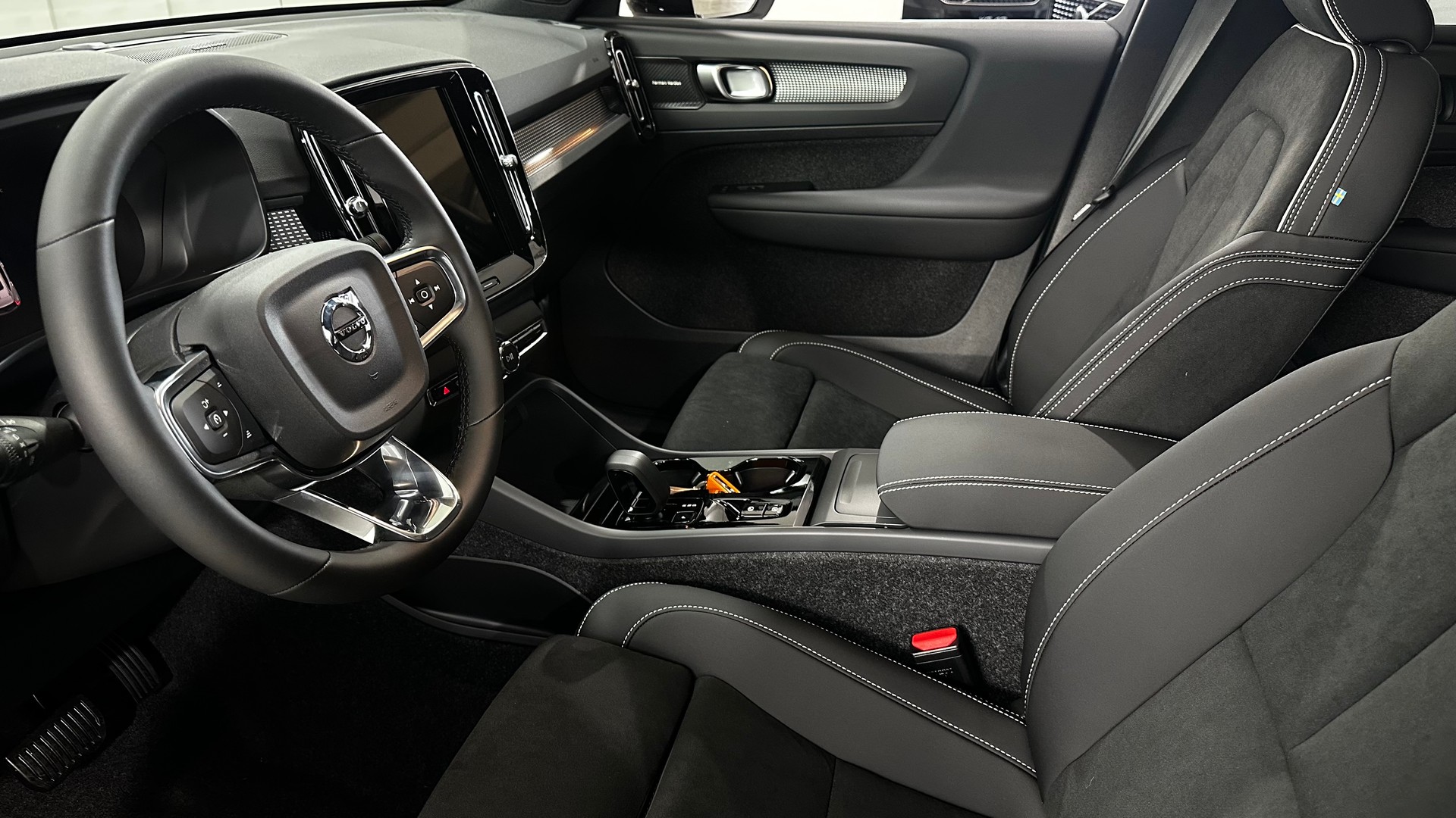 VOLVO XC40 2.0 B4 MH Ultra Dark-image-3