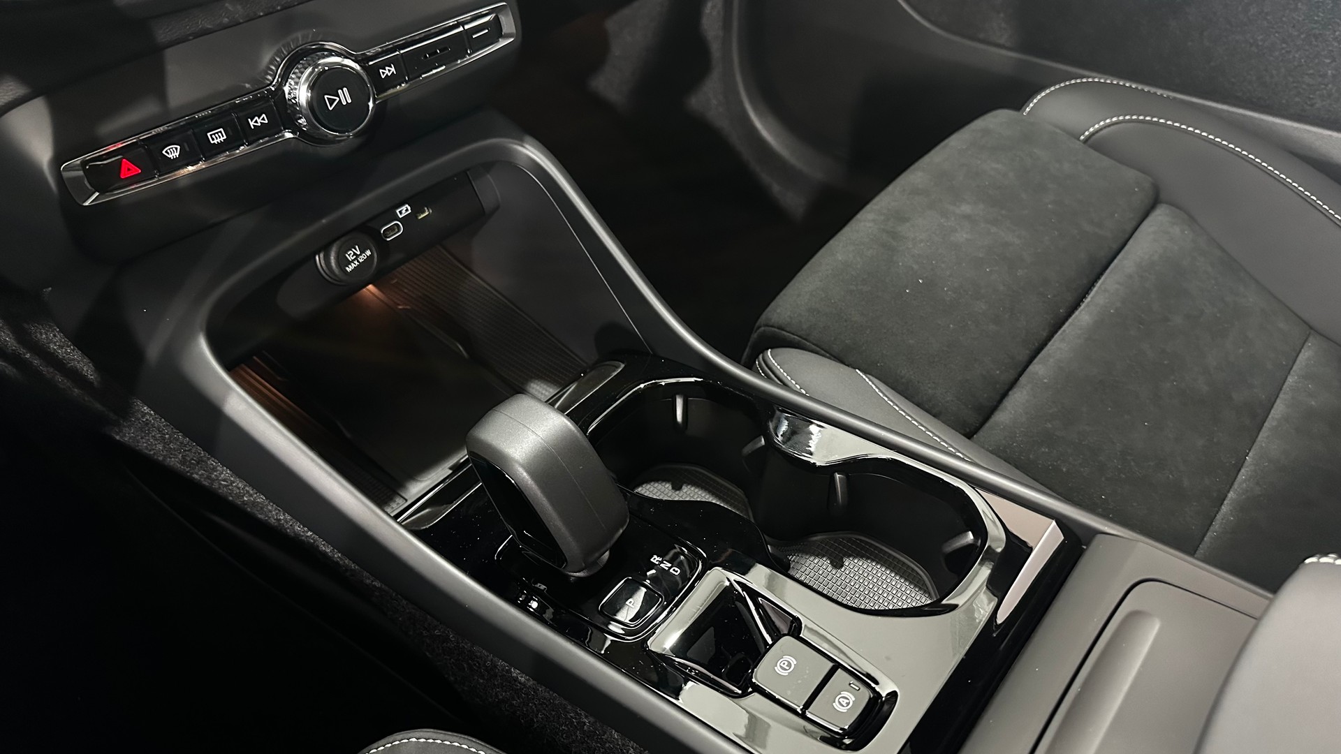 VOLVO XC40 2.0 B4 MH Ultra Dark-image-10