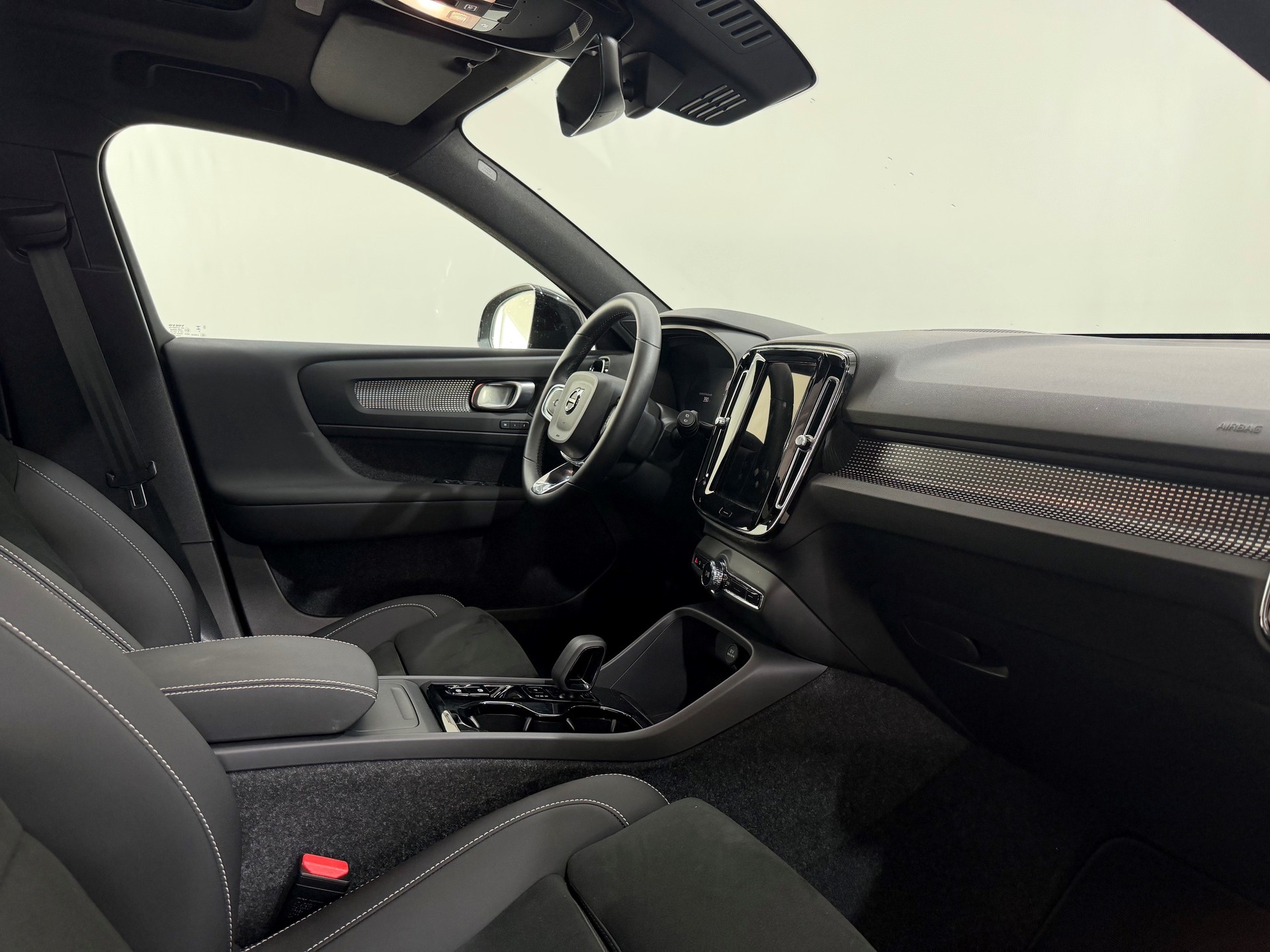 VOLVO XC40 2.0 B4 MH Ultra Dark-image-4