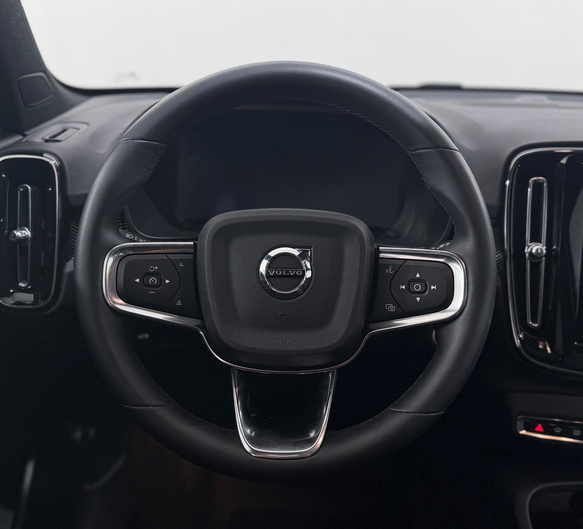 VOLVO XC40 2.0 B4 MH Ultra Dark-image-10