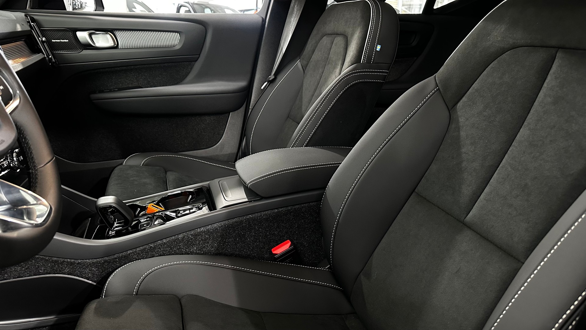 VOLVO XC40 2.0 B4 MH Ultra Dark-image-13