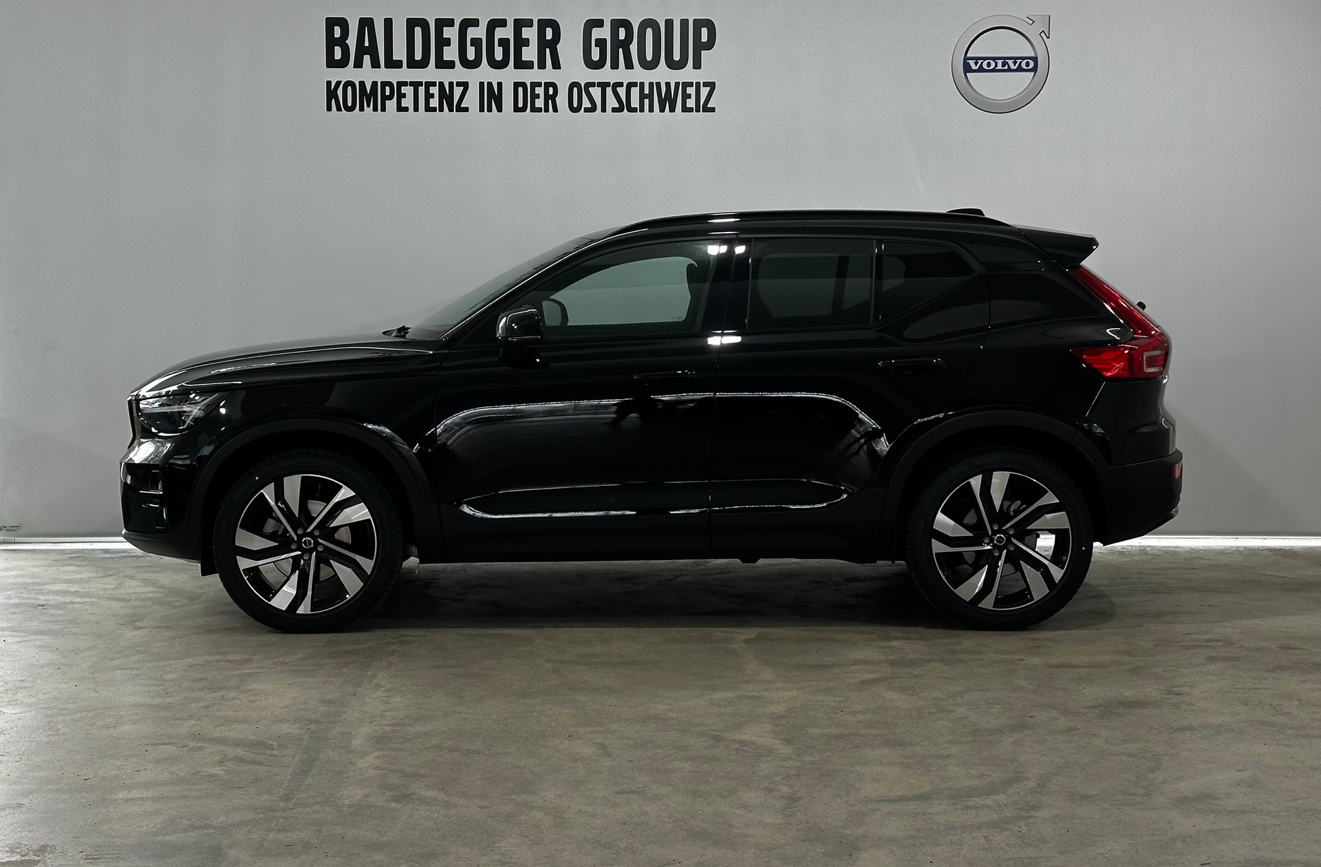 VOLVO XC40 2.0 B4 MH Ultra Dark-image-1