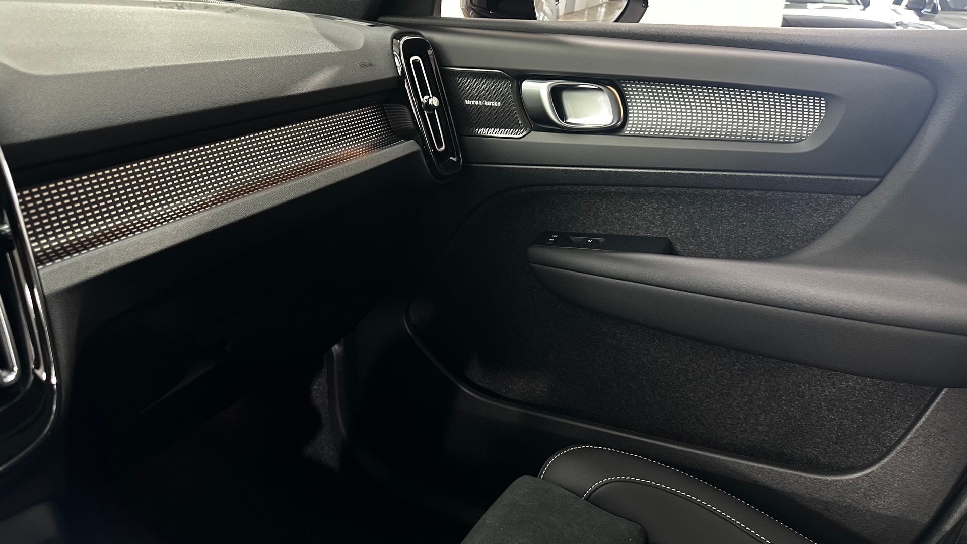 VOLVO XC40 2.0 B4 MH Ultra Dark-image-14