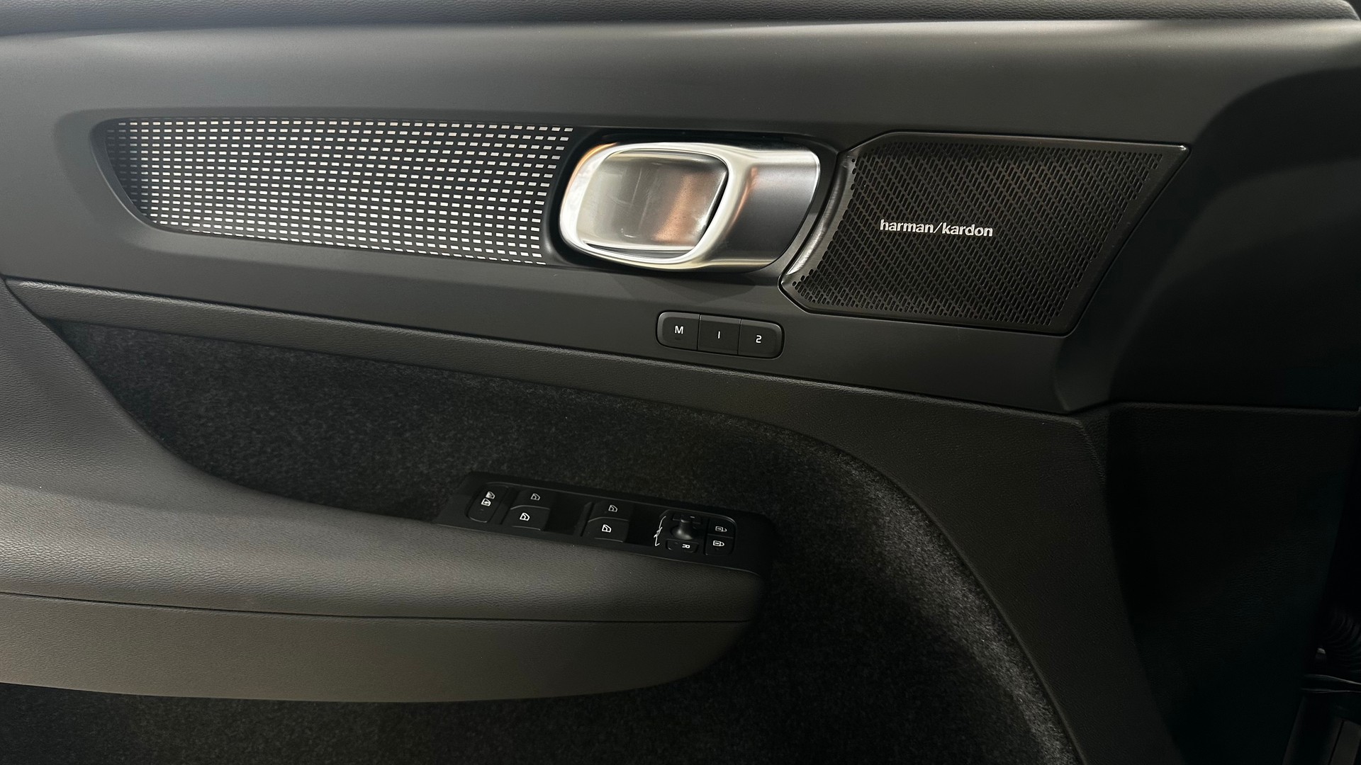 VOLVO XC40 2.0 B4 MH Ultra Dark-image-11