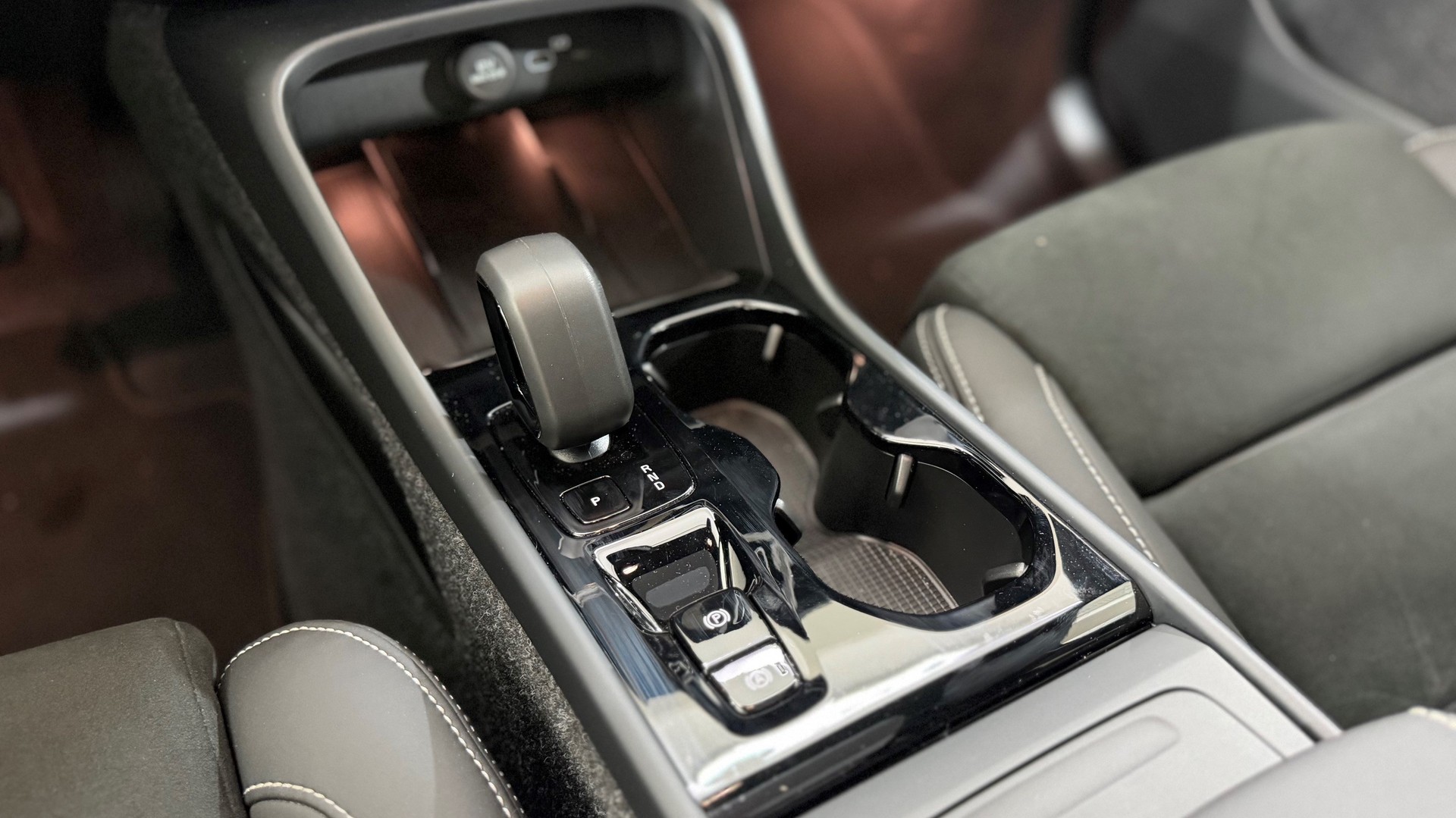 VOLVO XC40 2.0 B4 MH Ultra Dark-image-15