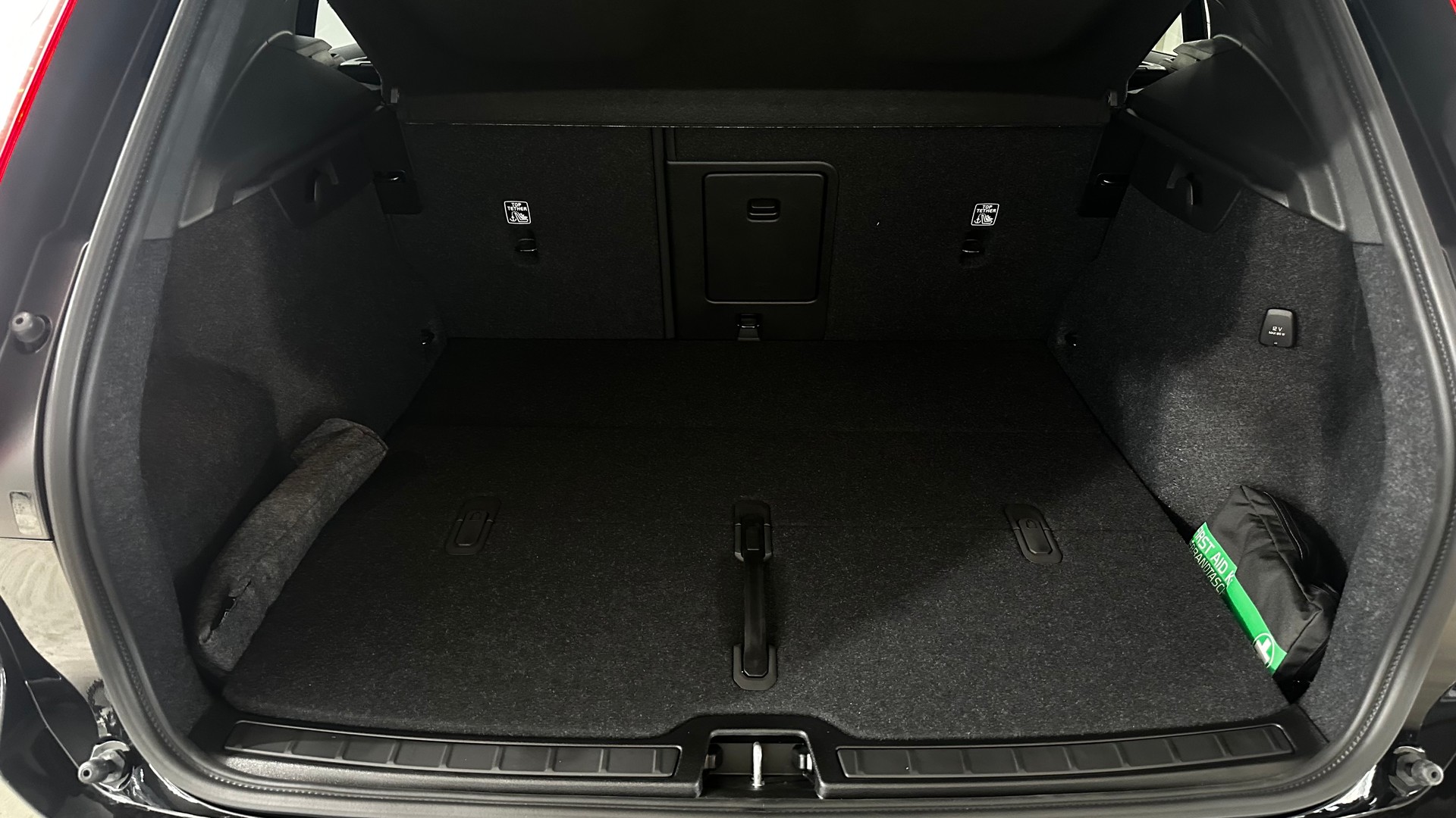 VOLVO XC40 2.0 B4 MH Ultra Dark-image-6