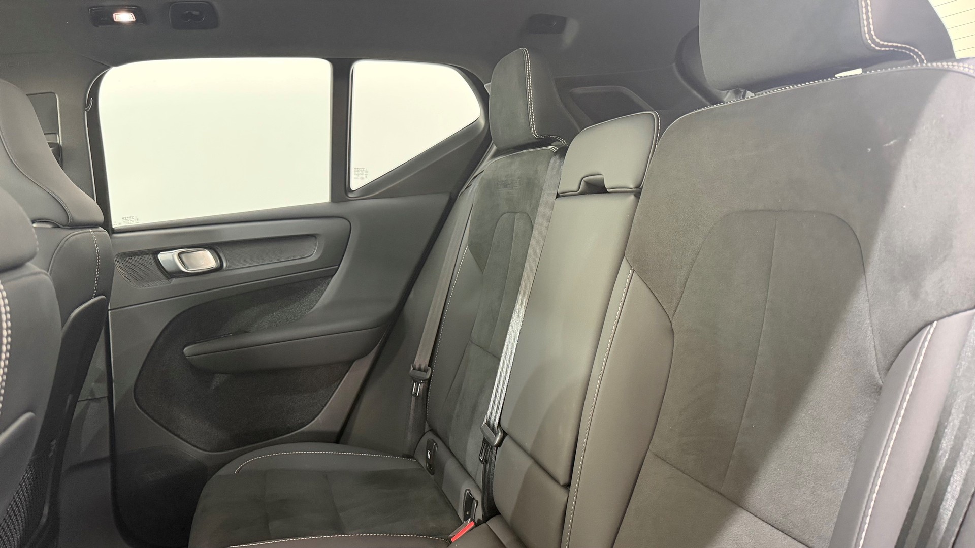 VOLVO XC40 2.0 B4 MH Ultra Dark-image-6
