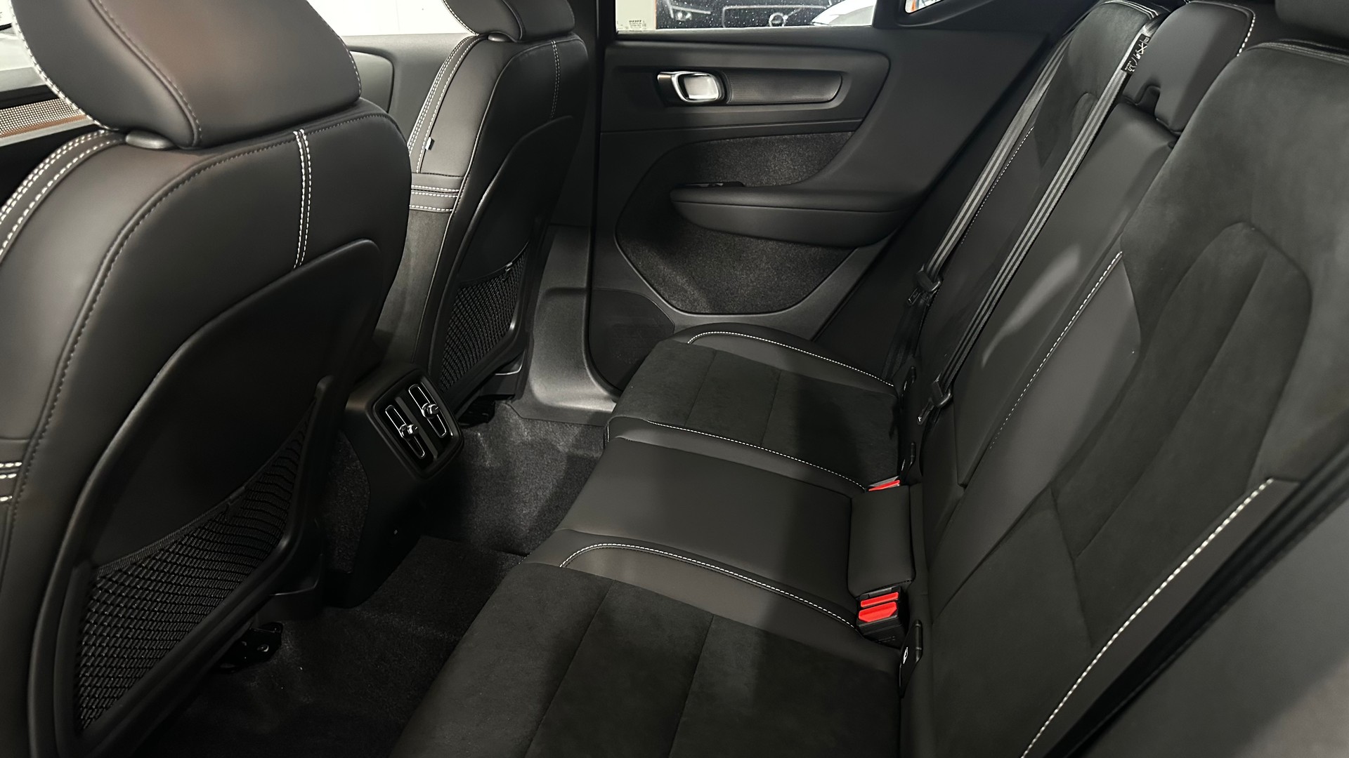 VOLVO XC40 2.0 B4 MH Ultra Dark-image-5