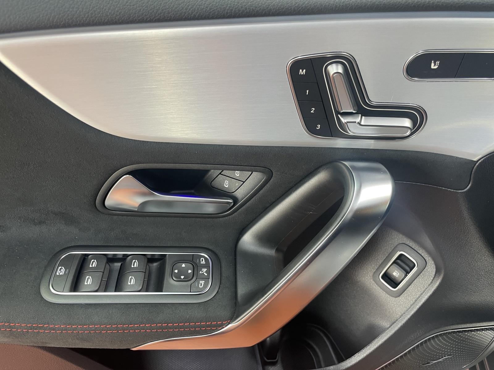 MERCEDES-BENZ A 250 e EQ Star AMG Line-image-6