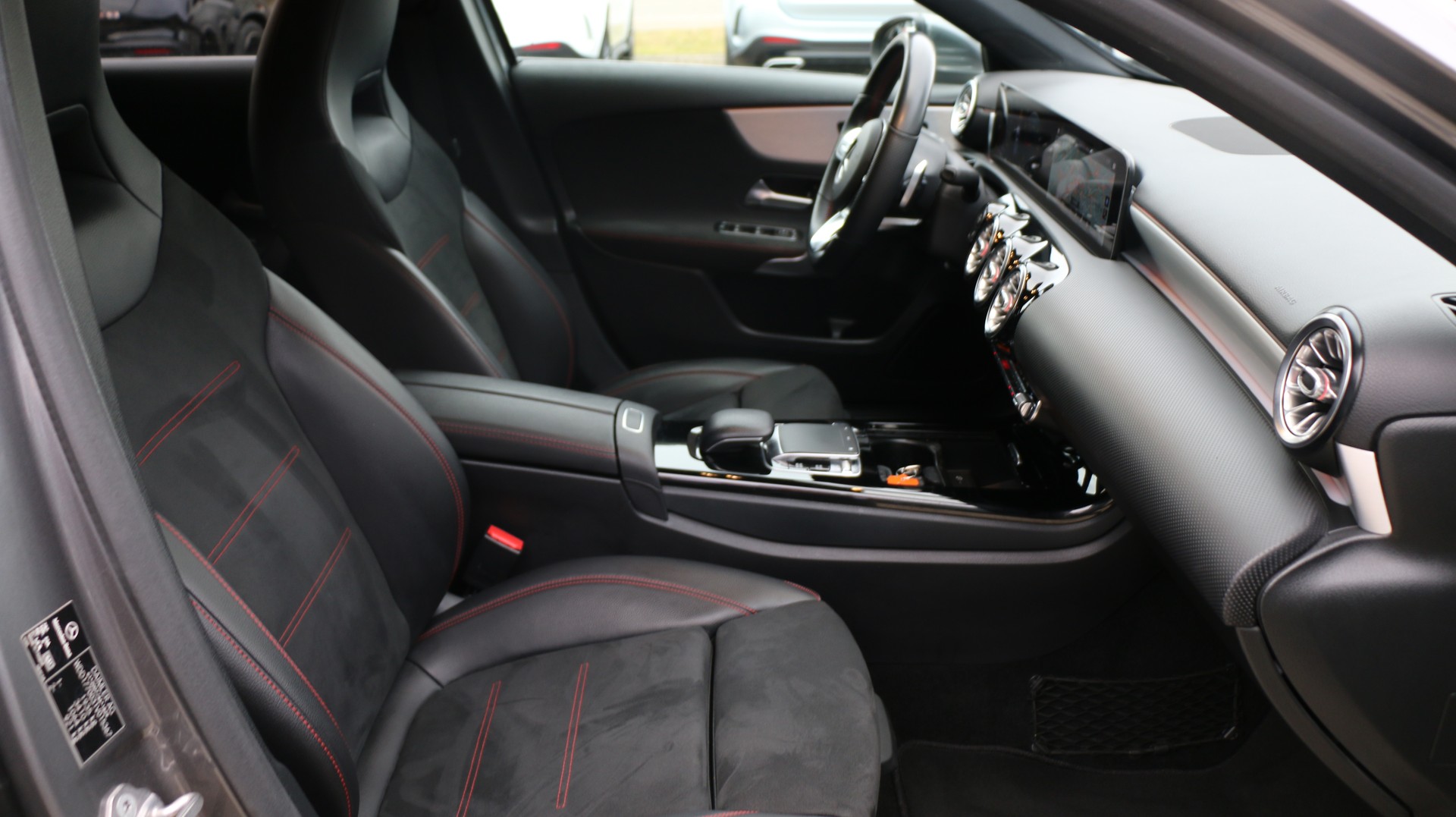 MERCEDES-BENZ A 180 d AMG Line-image-18