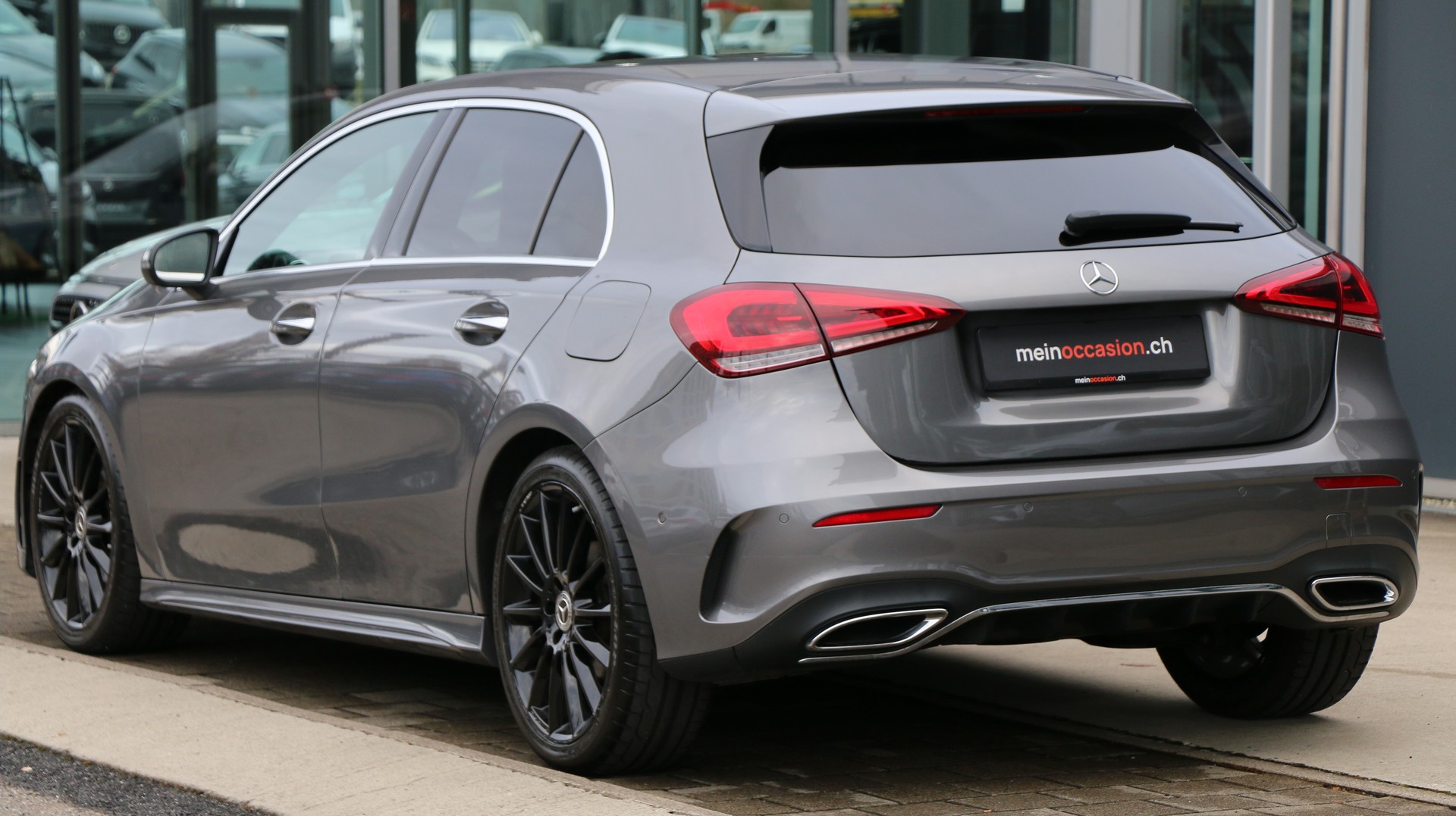 MERCEDES-BENZ A 180 d AMG Line-image-3