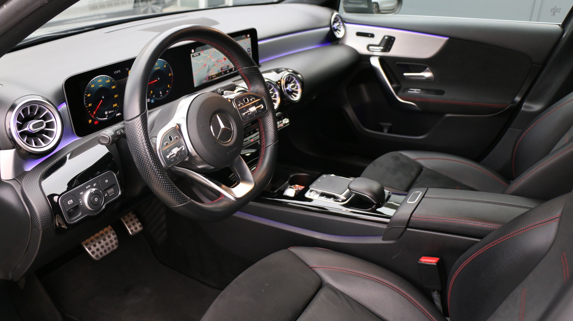 MERCEDES-BENZ A 180 d AMG Line-image-12