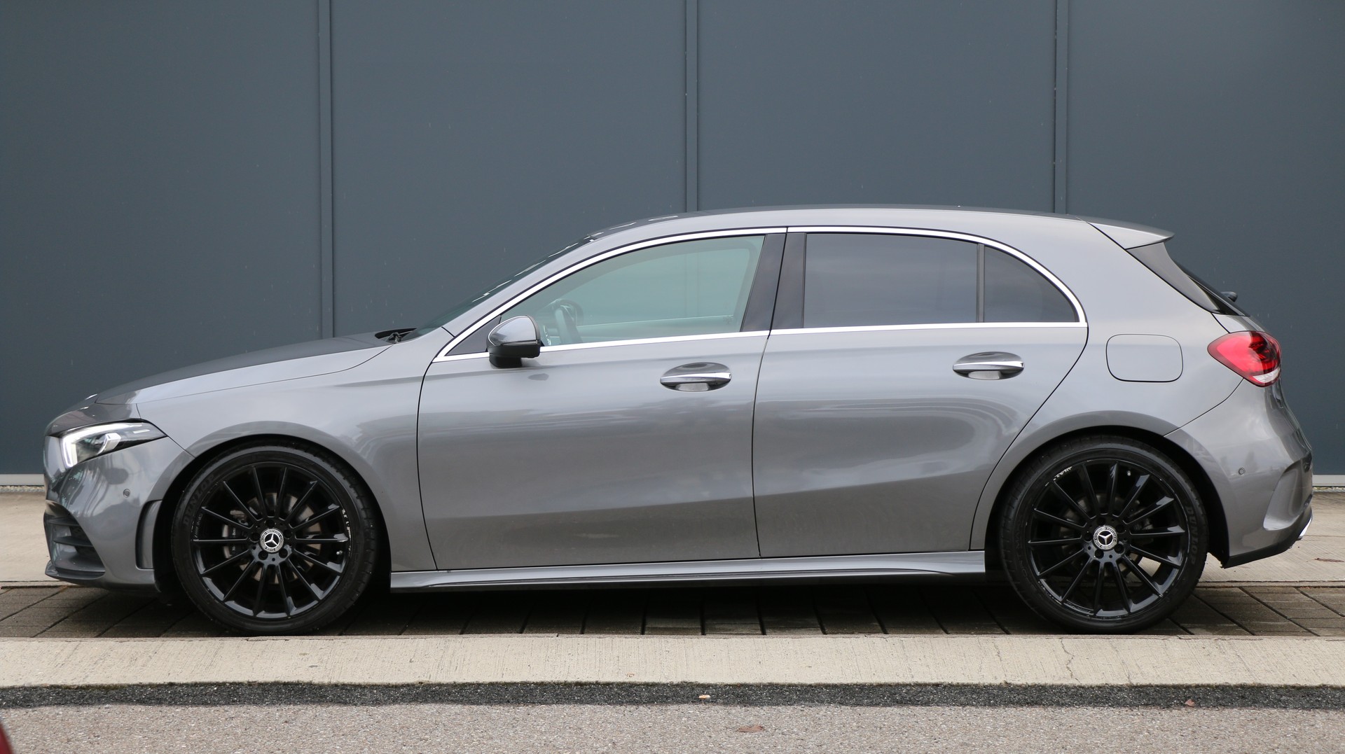 MERCEDES-BENZ A 180 d AMG Line-image-2