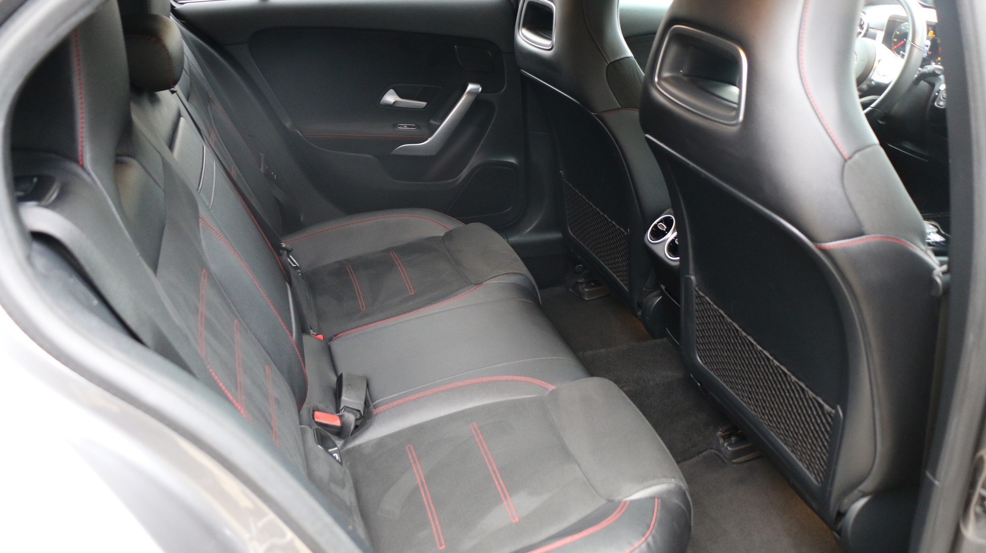 MERCEDES-BENZ A 180 d AMG Line-image-16