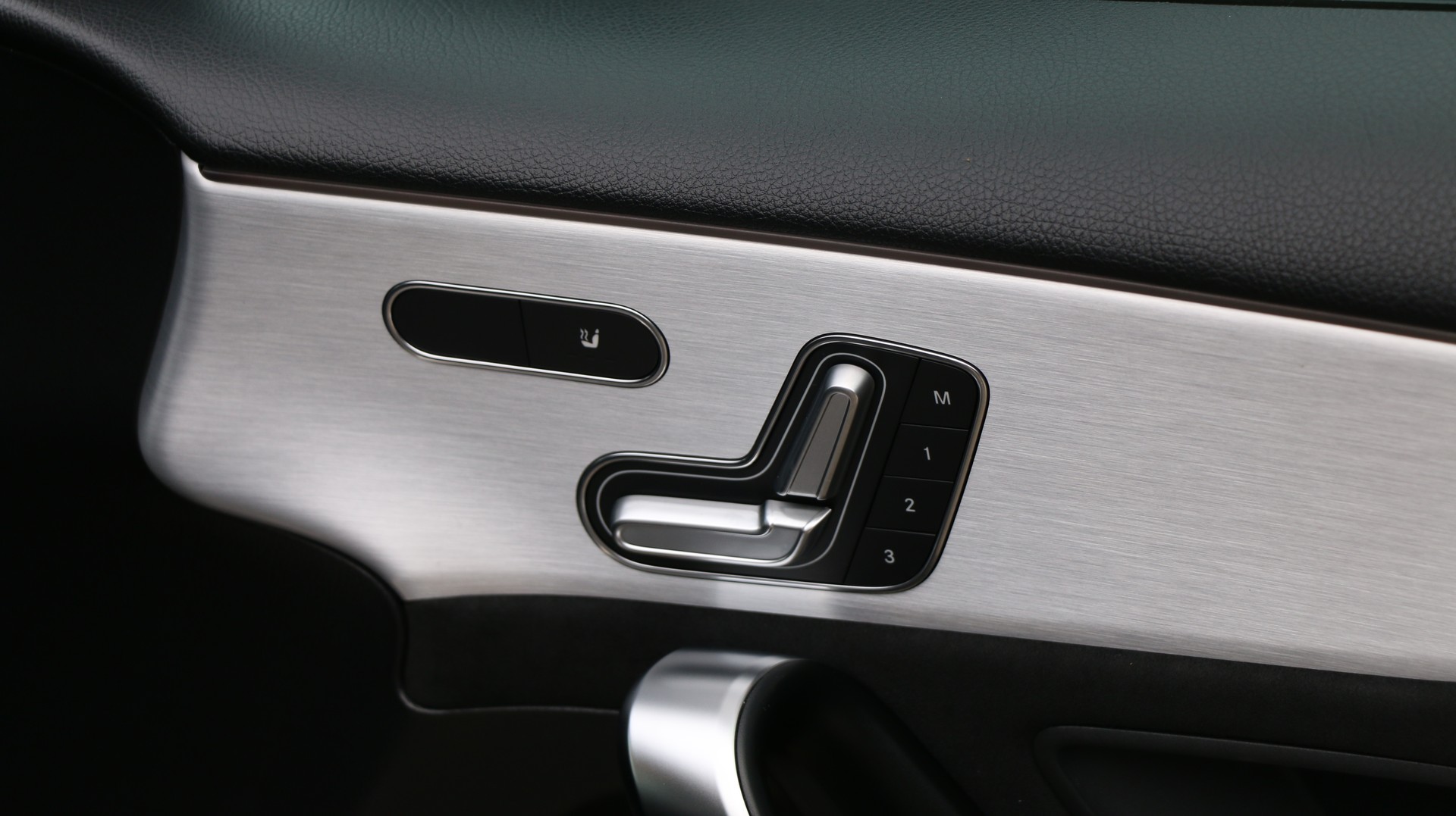 MERCEDES-BENZ A 180 d AMG Line-image-17