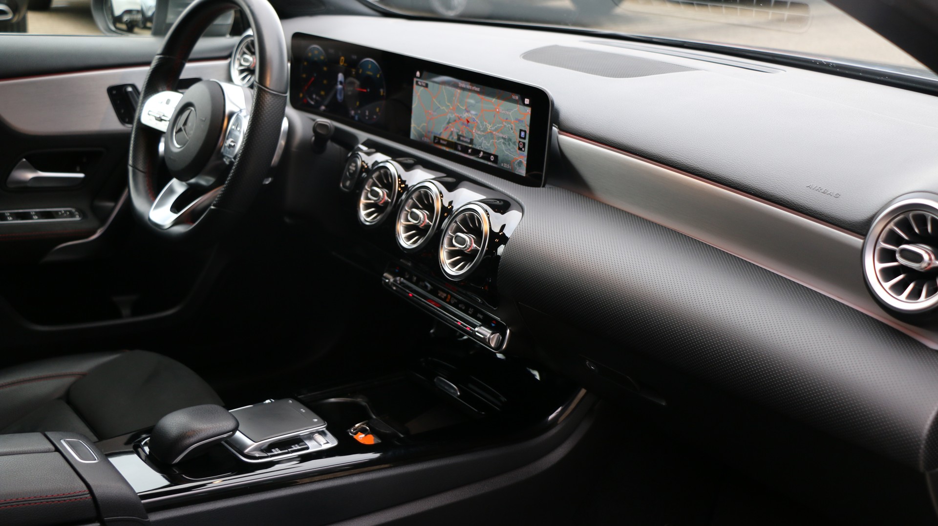 MERCEDES-BENZ A 180 d AMG Line-image-19
