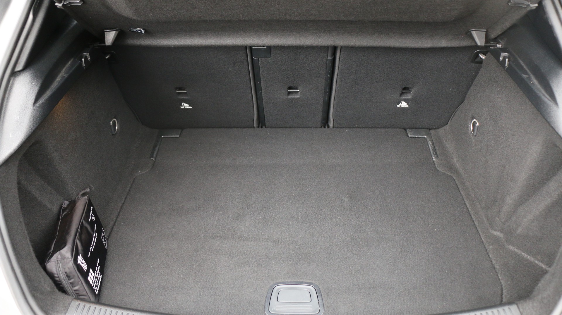 MERCEDES-BENZ A 180 d AMG Line-image-15