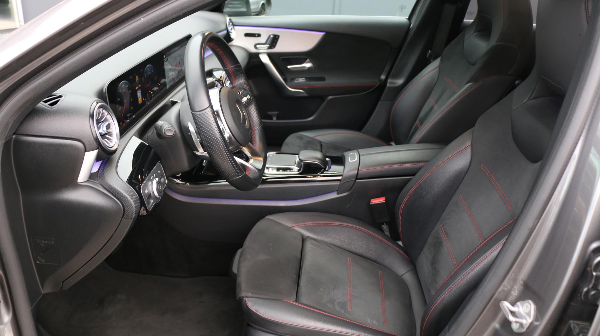 MERCEDES-BENZ A 180 d AMG Line-image-11