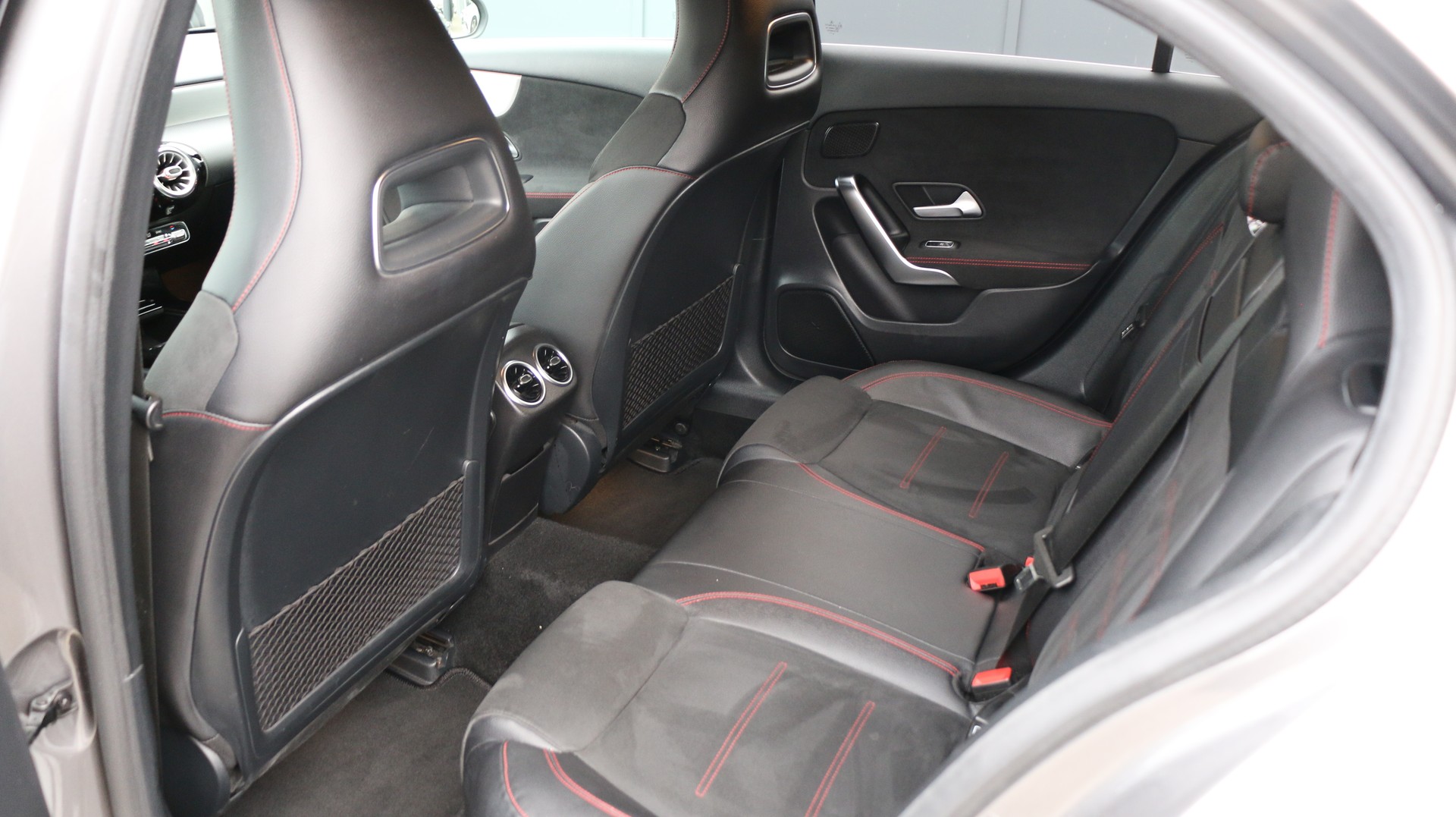 MERCEDES-BENZ A 180 d AMG Line-image-14