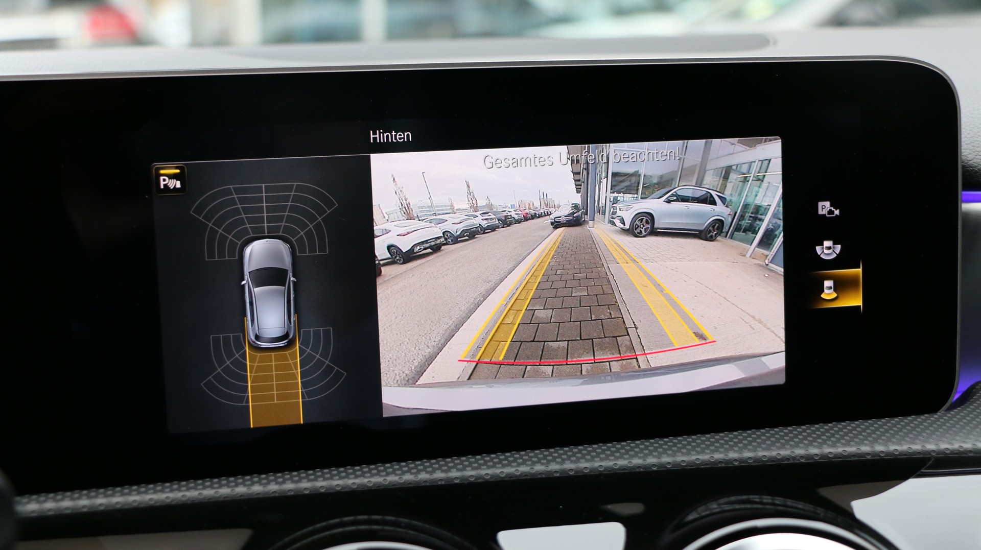 MERCEDES-BENZ A 180 d AMG Line-image-9